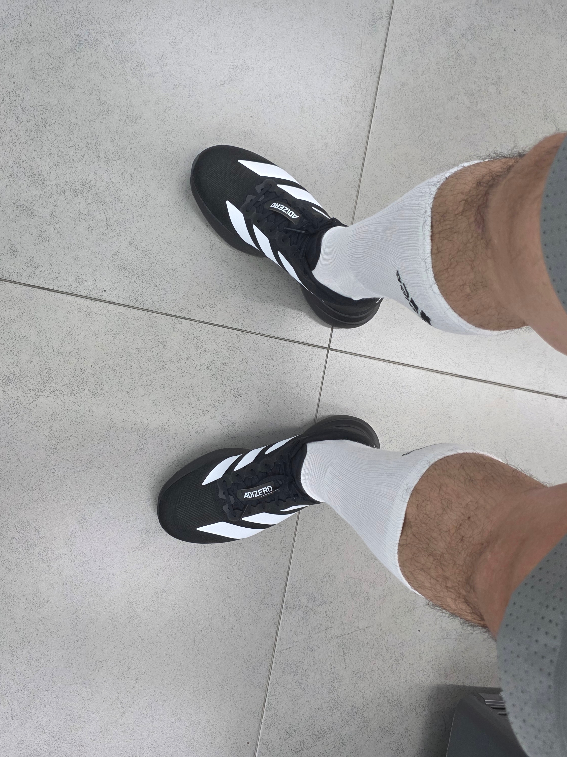 Adidas Adizero EVO SL Core Black Cloud White 착용 스타일 - 3
