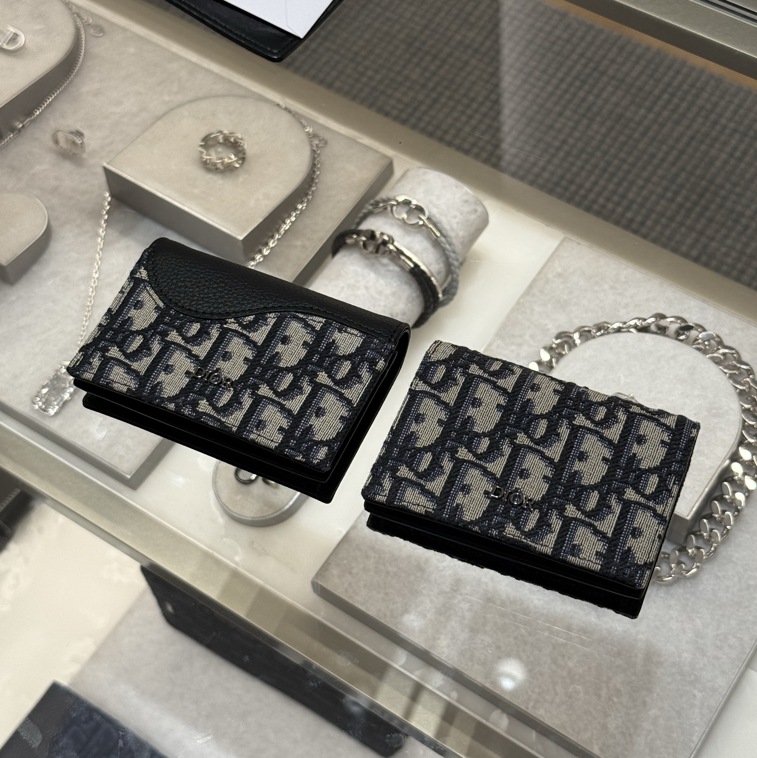 Dior Saddle Business Card Holder Black Leather Beige Black Oblique Jacquard, Dior Business Card Holder Beige & Black Dior Oblique Jacquard 착용 스타일
