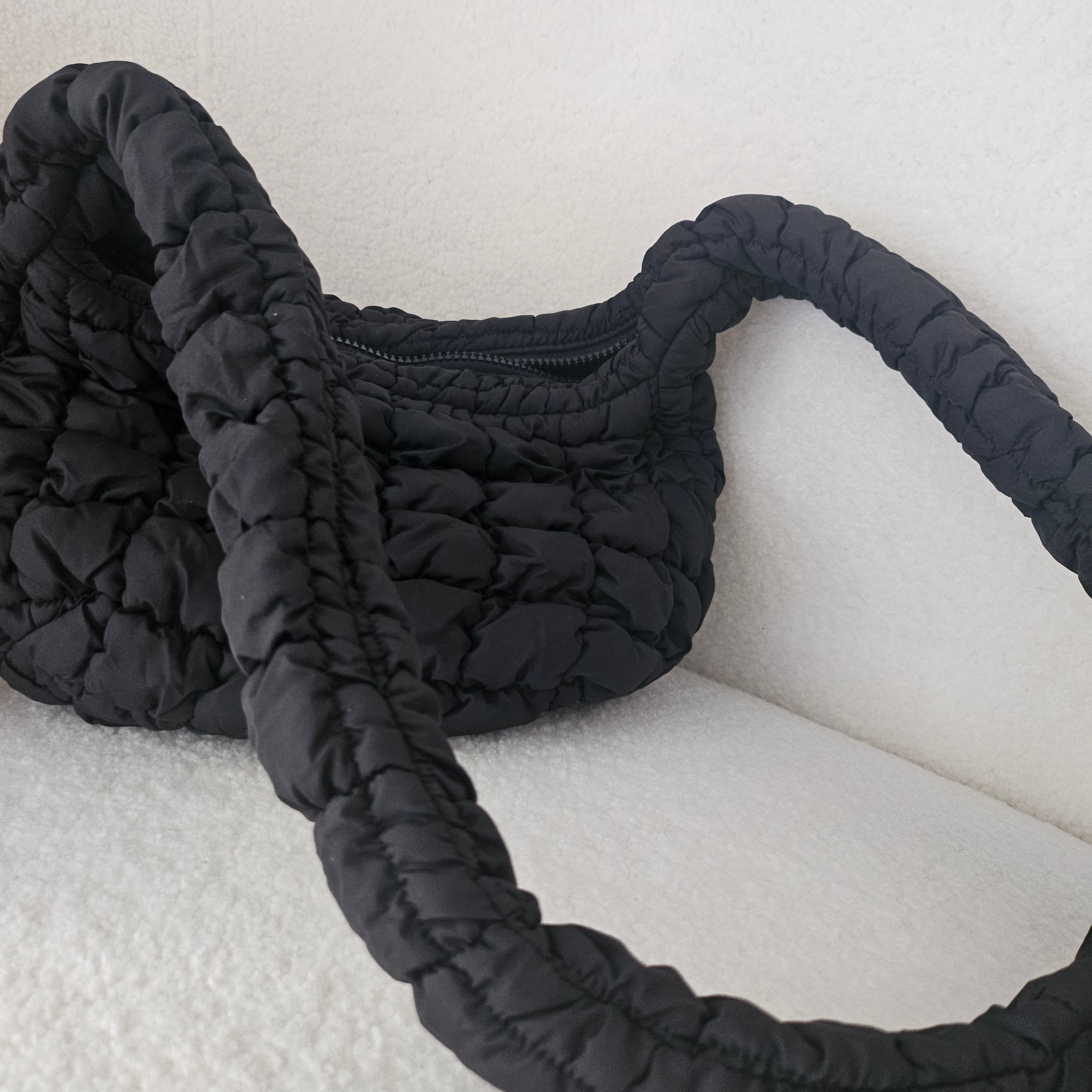 COS Quilted Messenger Bag Black 착용 스타일
