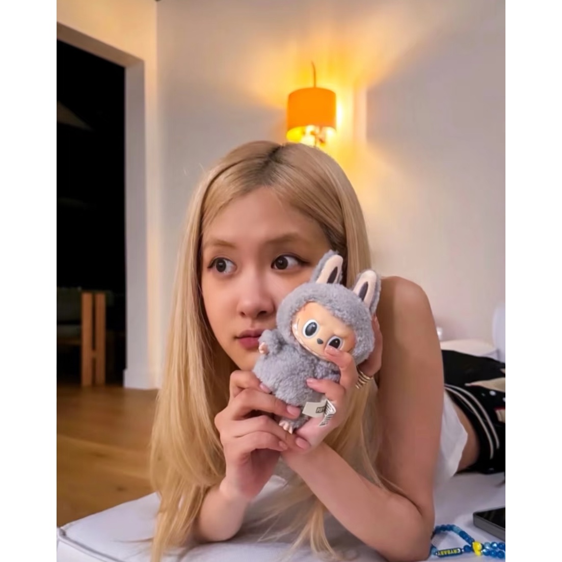 Pop Mart Labubu The Monsters Labubu Tasty Macarons Series Sea Salt Coconut Keyring 착용 스타일
