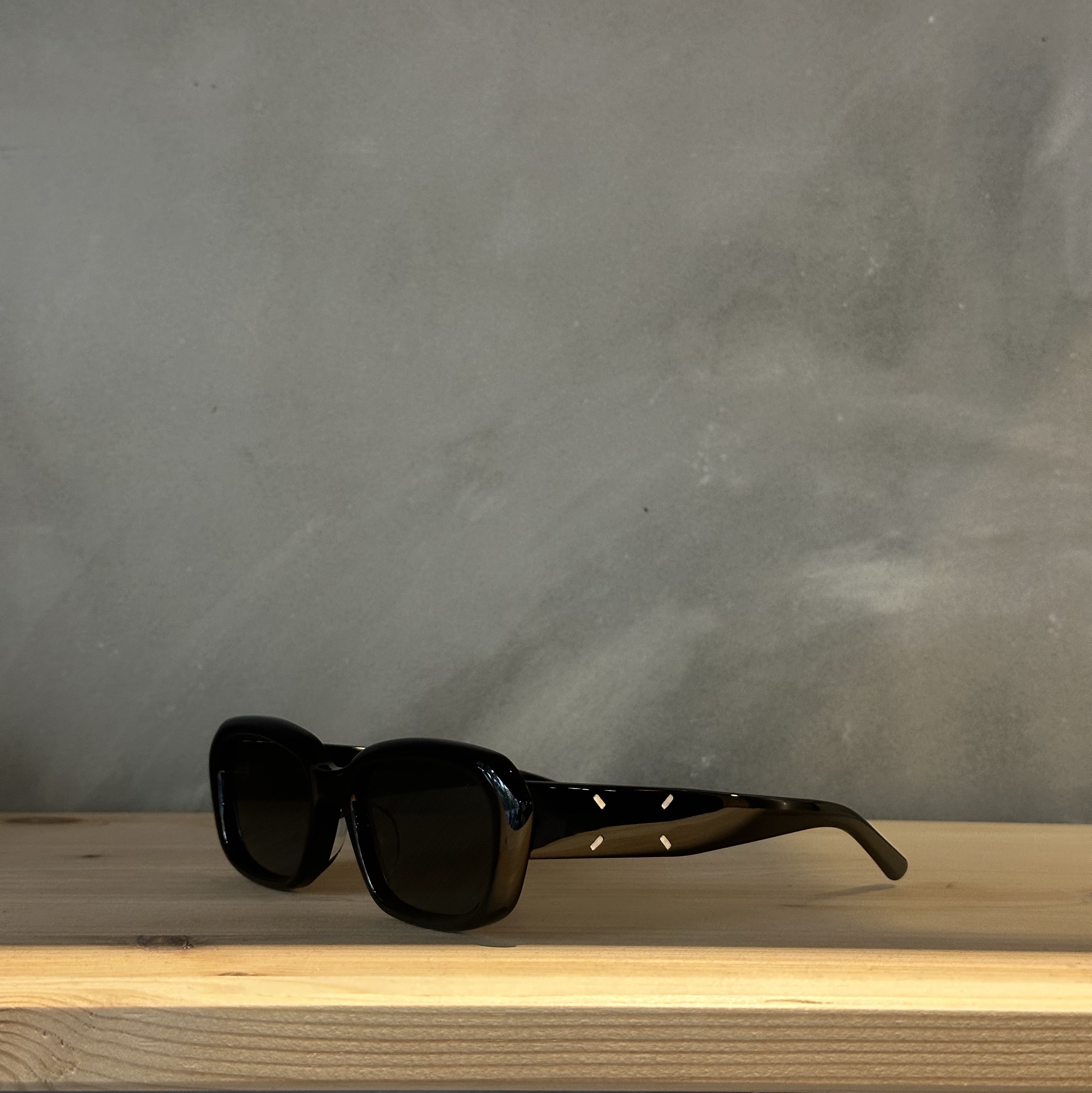 Gentle Monster x Maison Margiela MM207 Black Gray 착용 스타일