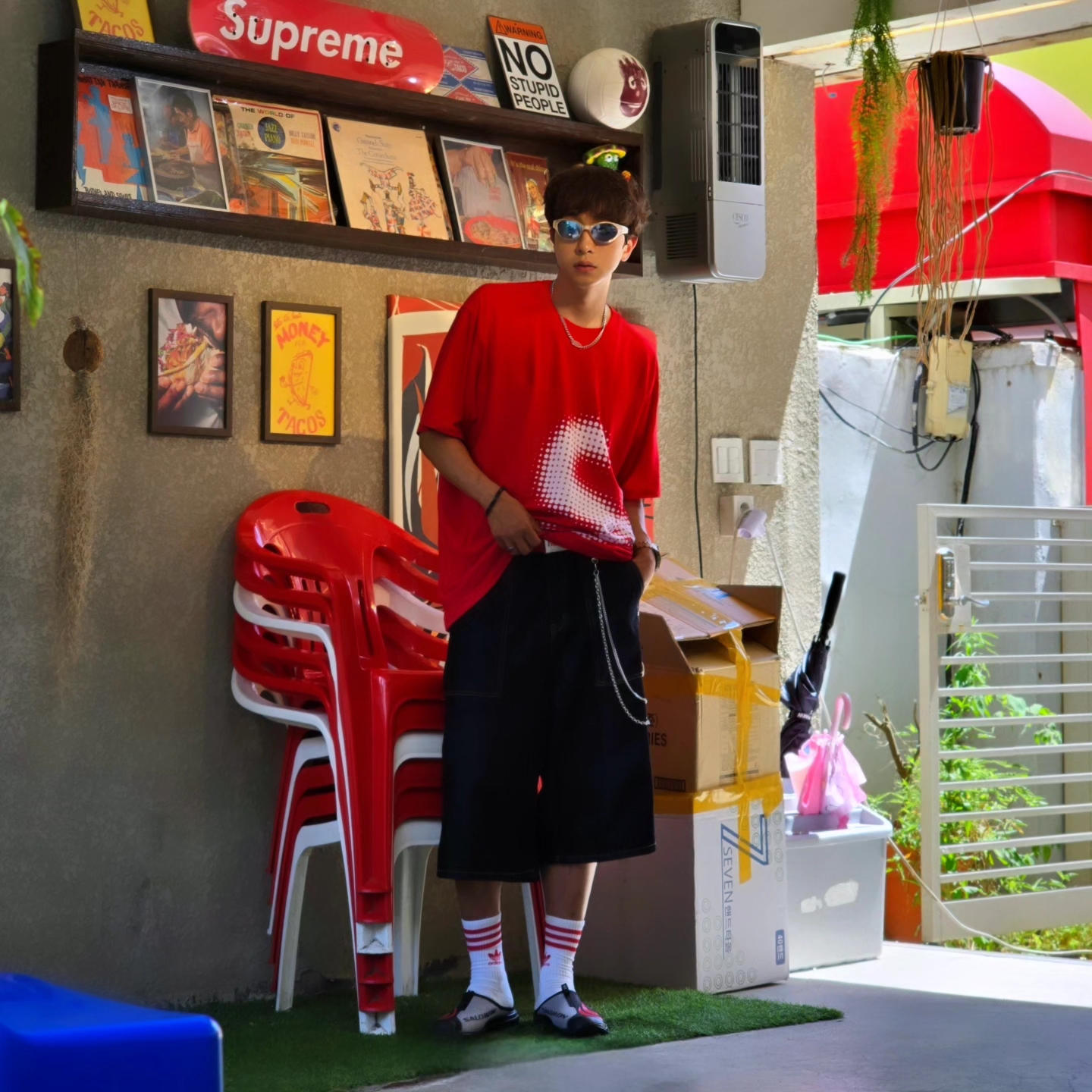 Supreme Halftone S/S Top Red - 24SS, Salomon RX Slide 3.0 Seasonal Black Fiery Red 착용 스타일 - 4