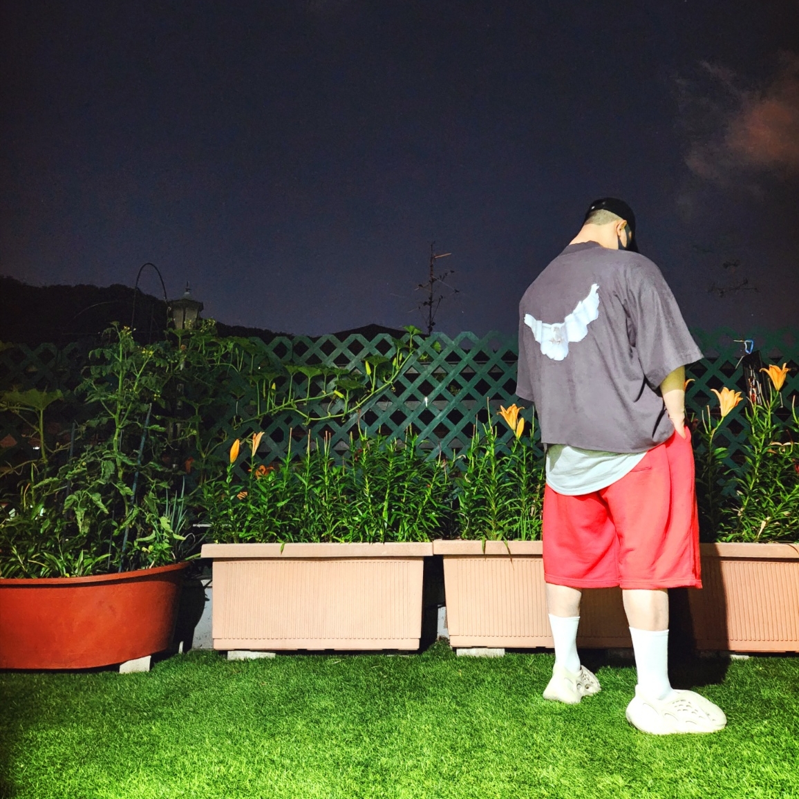 Yeezy Gap Engineered By Balenciaga Logo Cap Black, Yeezy Gap Engineered By Balenciaga Dove No Seam T-Shirt Dark Grey 착용 스타일 - 3