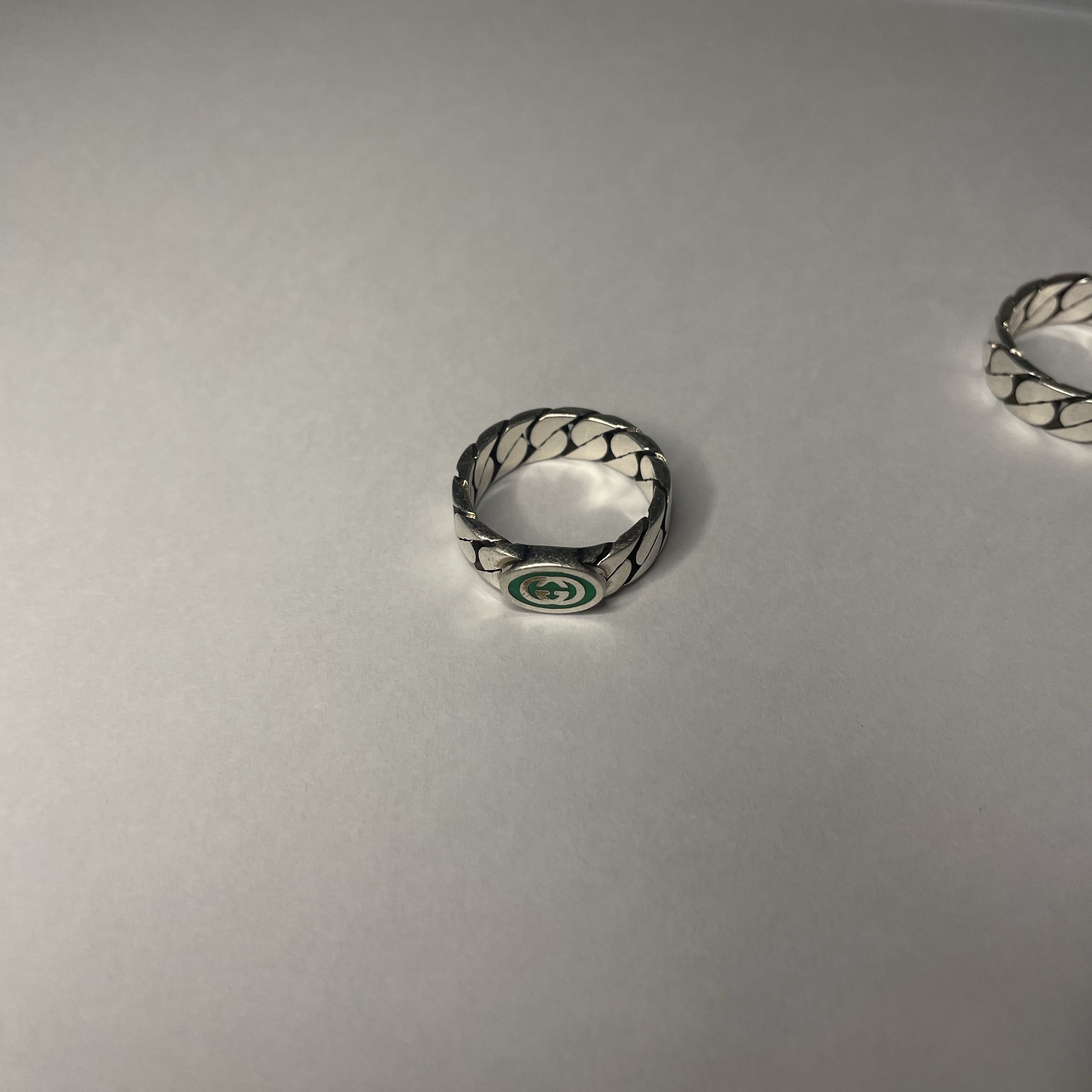 Gucci Interlocking G Enamel Ring Silver 착용 스타일 - 1