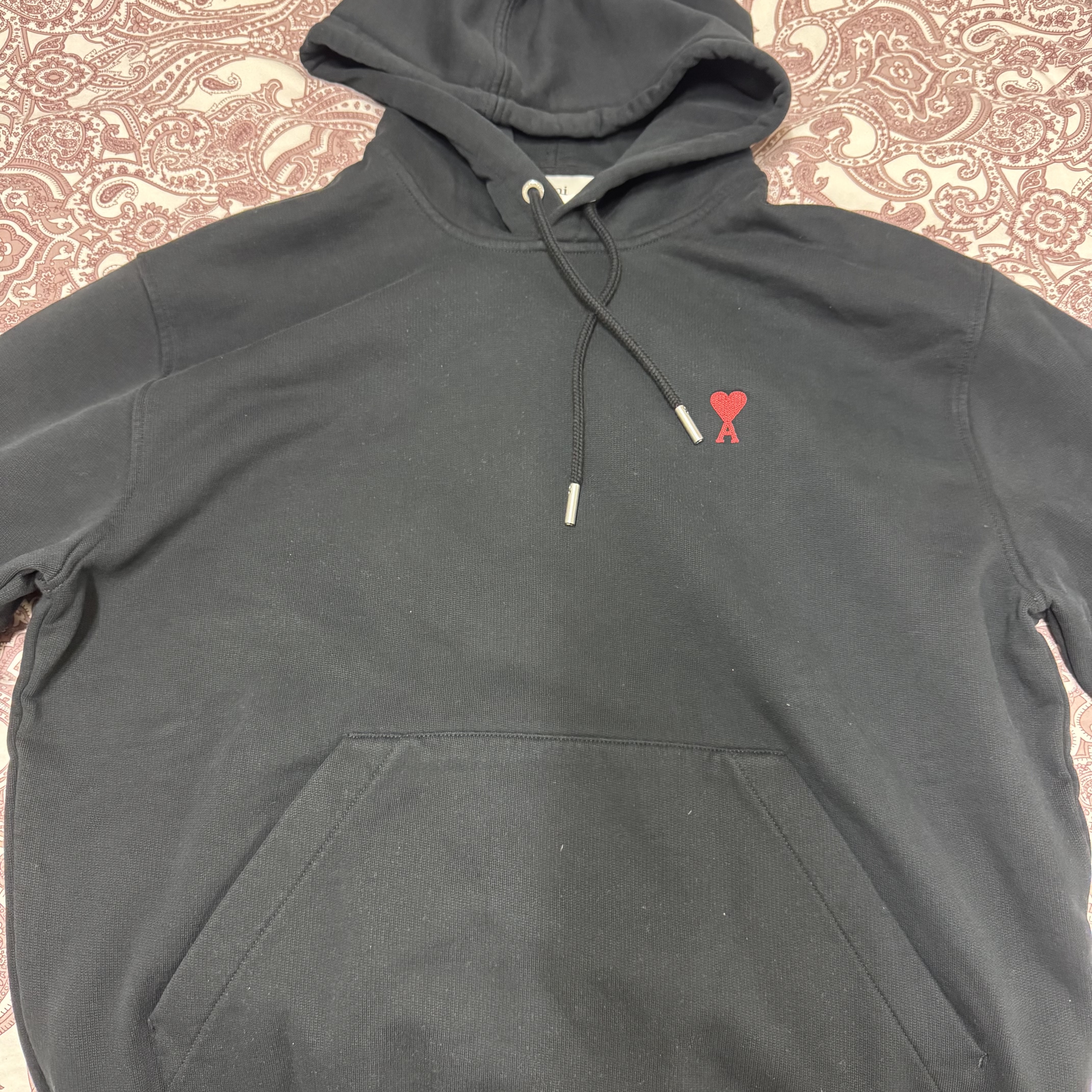 AMI de Coeur Loopback Oragnic Cotton Fleece Hoodie Black 착용 스타일