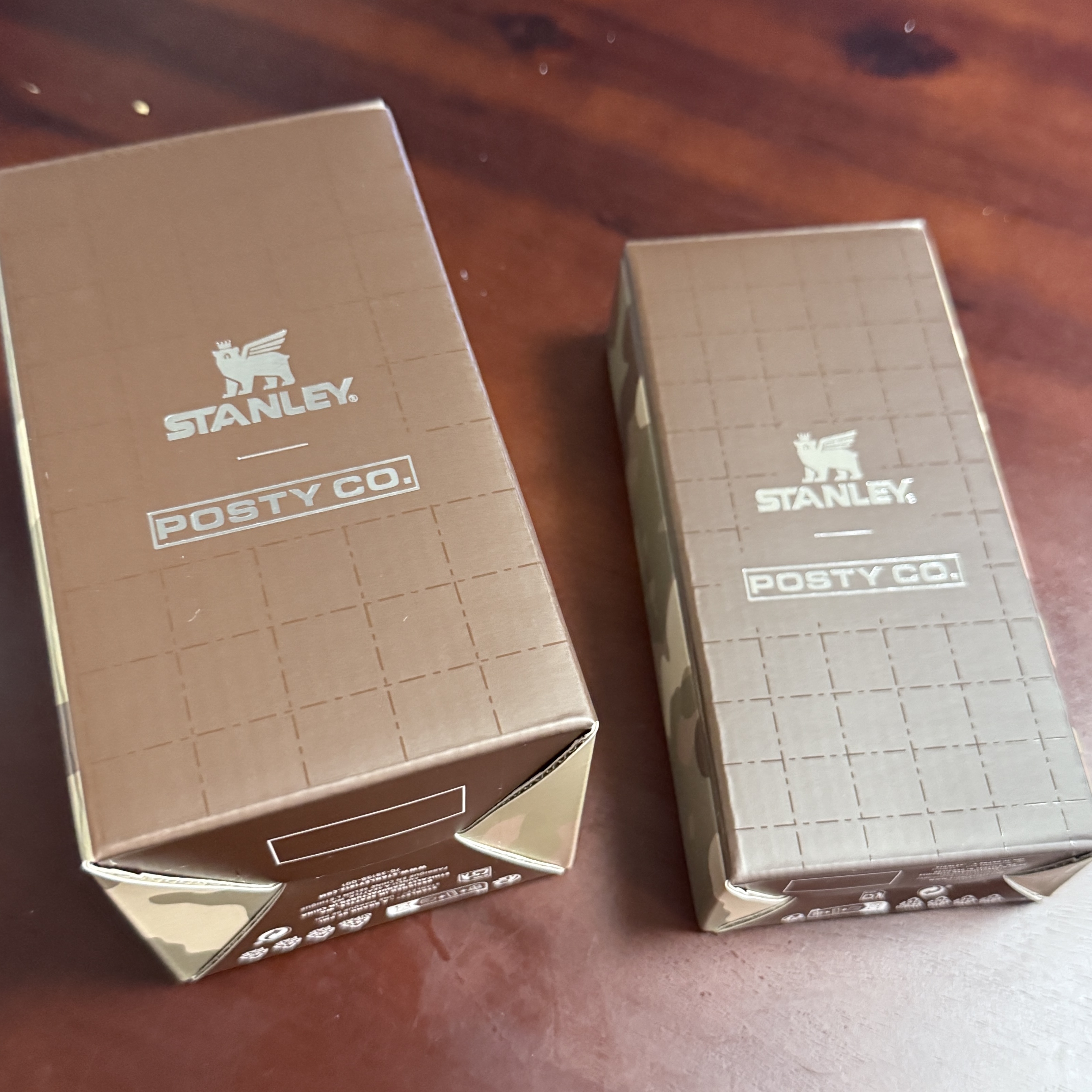 Stanley x The Post Malone Easy Fill Flask 236ml Hammertone Coyote Brown, Stanley x The Post Malone Stacking Beer Pint 473ml Multicam 착용 스타일 - 2