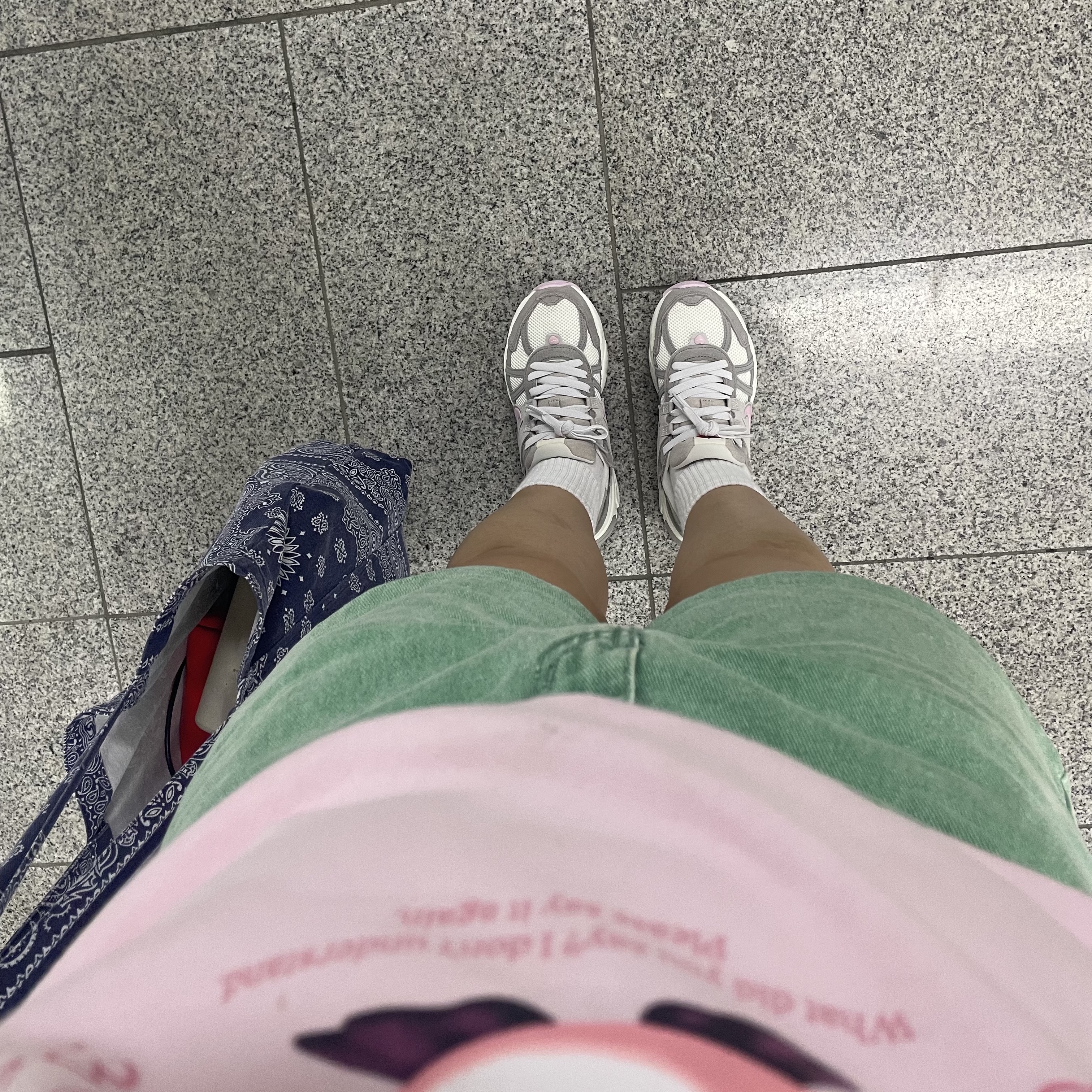 (W) Nike V2K Run Sail Pink Foam 착용 스타일 - 1