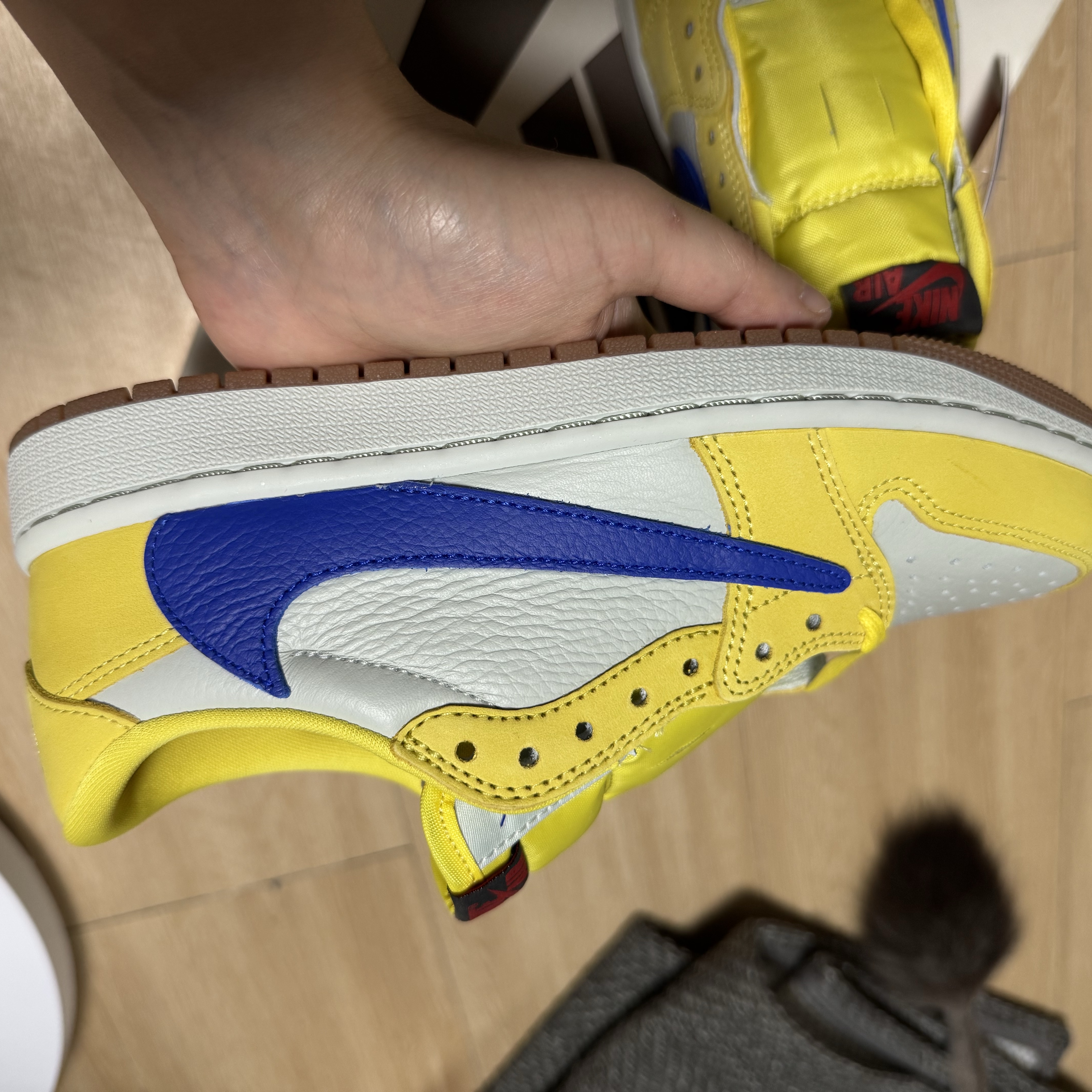 (W) Jordan 1 x Travis Scott Retro Low OG SP Canary 착용 스타일 - 3