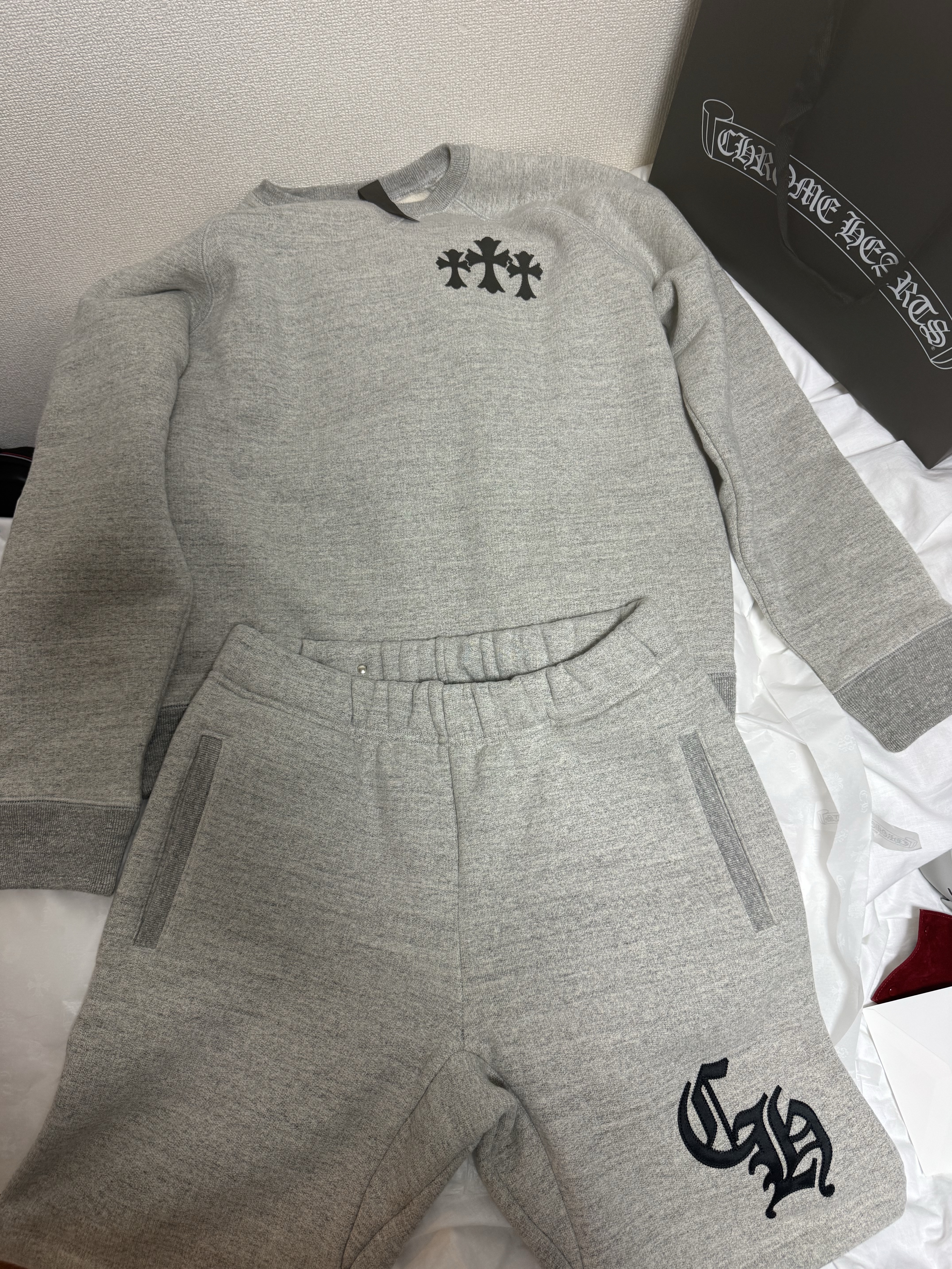 Chrome Hearts Nylon Cemetery Cross Patch CH Back Logo Hoodie Black, Chrome Hearts Nylon Cemetery Cross Patch CH Back Logo Sweatshirt Grey 착용 스타일 - 4