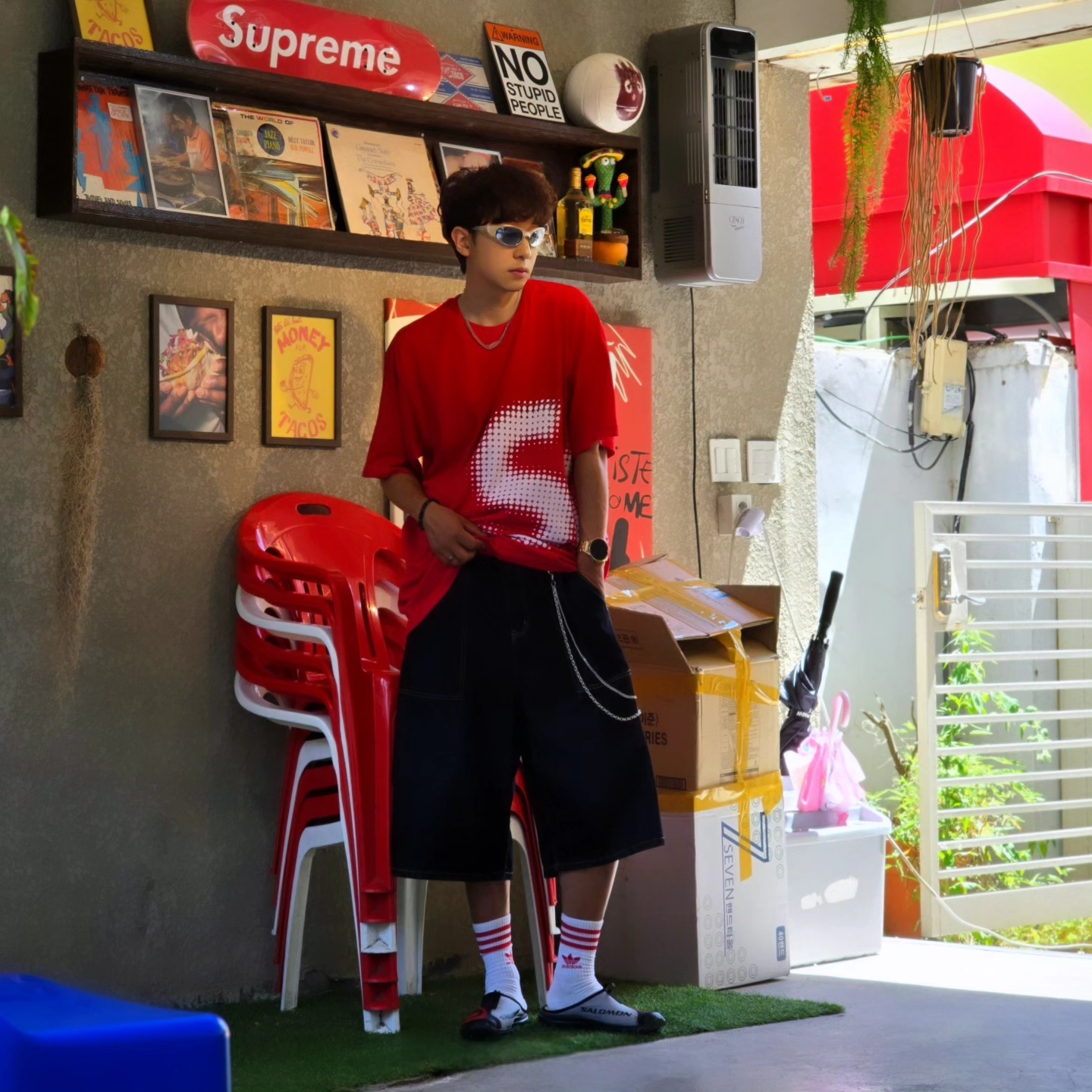 Supreme Halftone S/S Top Red - 24SS, Salomon RX Slide 3.0 Seasonal Black Fiery Red 착용 스타일 - 1