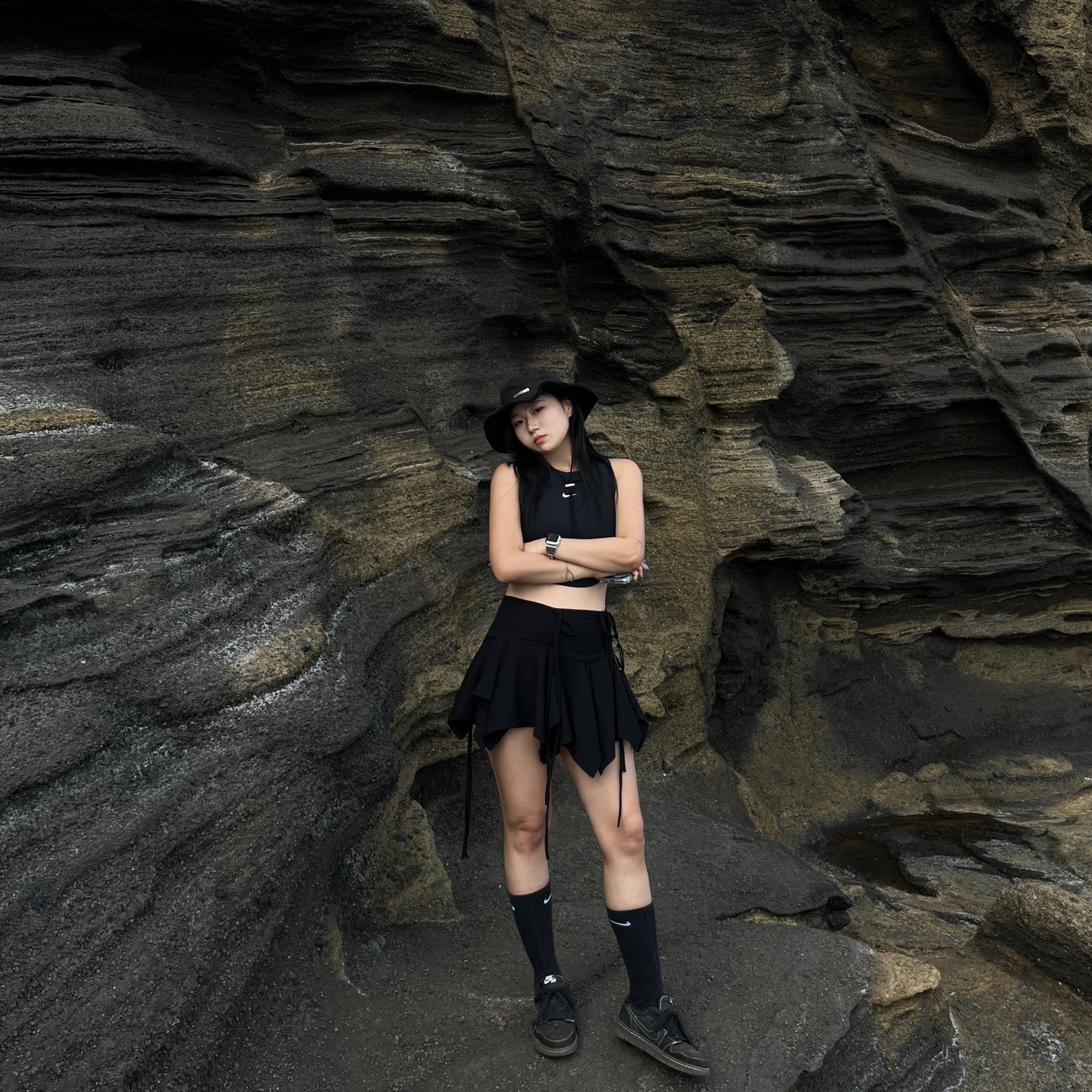 Jacquemus Le Bob Artichaut Bucket Hat Black, Jordan 1 x Travis Scott Retro Low OG SP Black Phantom 착용 스타일 - 4