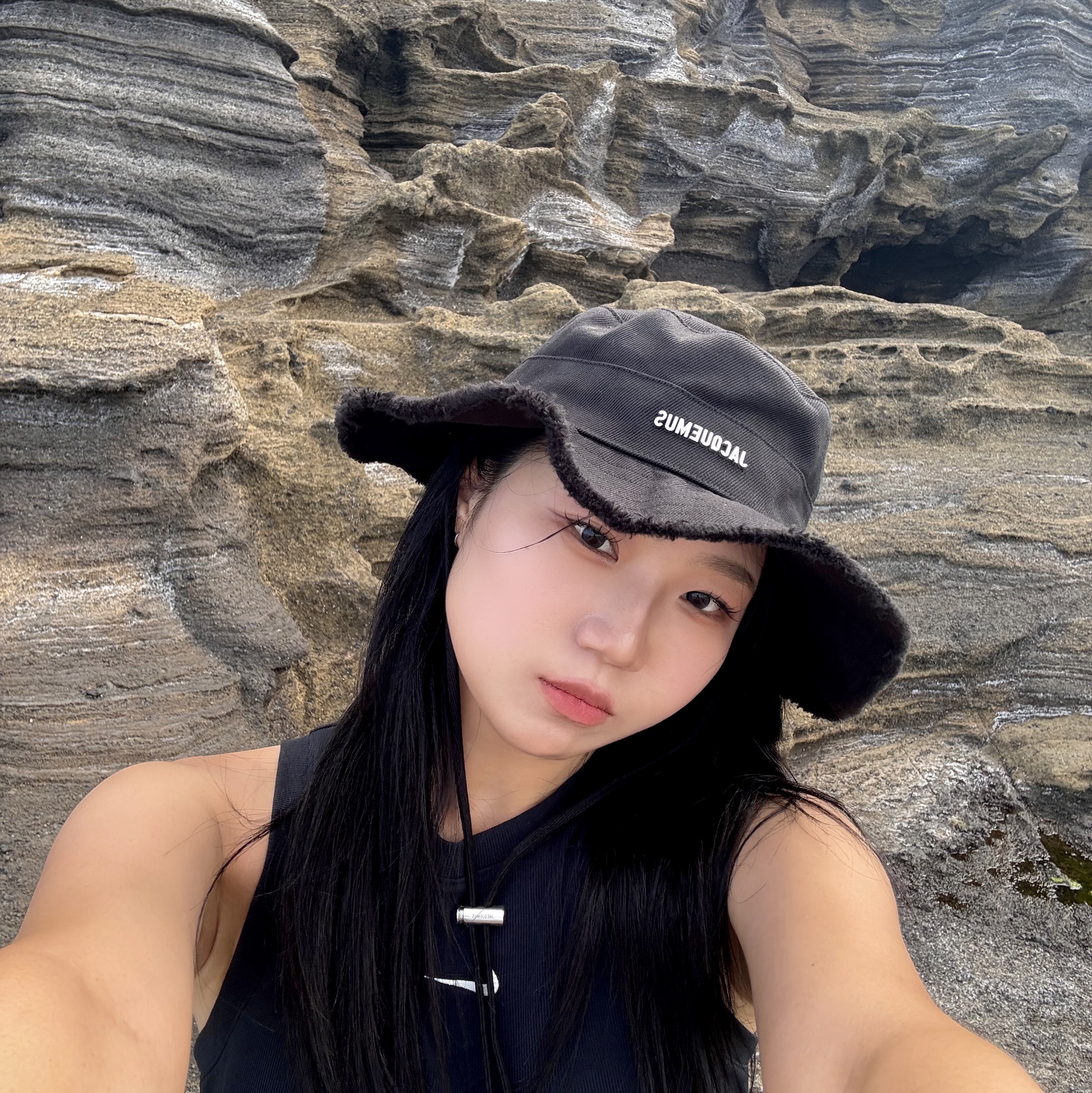 Jacquemus Le Bob Artichaut Bucket Hat Black, Jordan 1 x Travis Scott Retro Low OG SP Black Phantom 착용 스타일 - 1