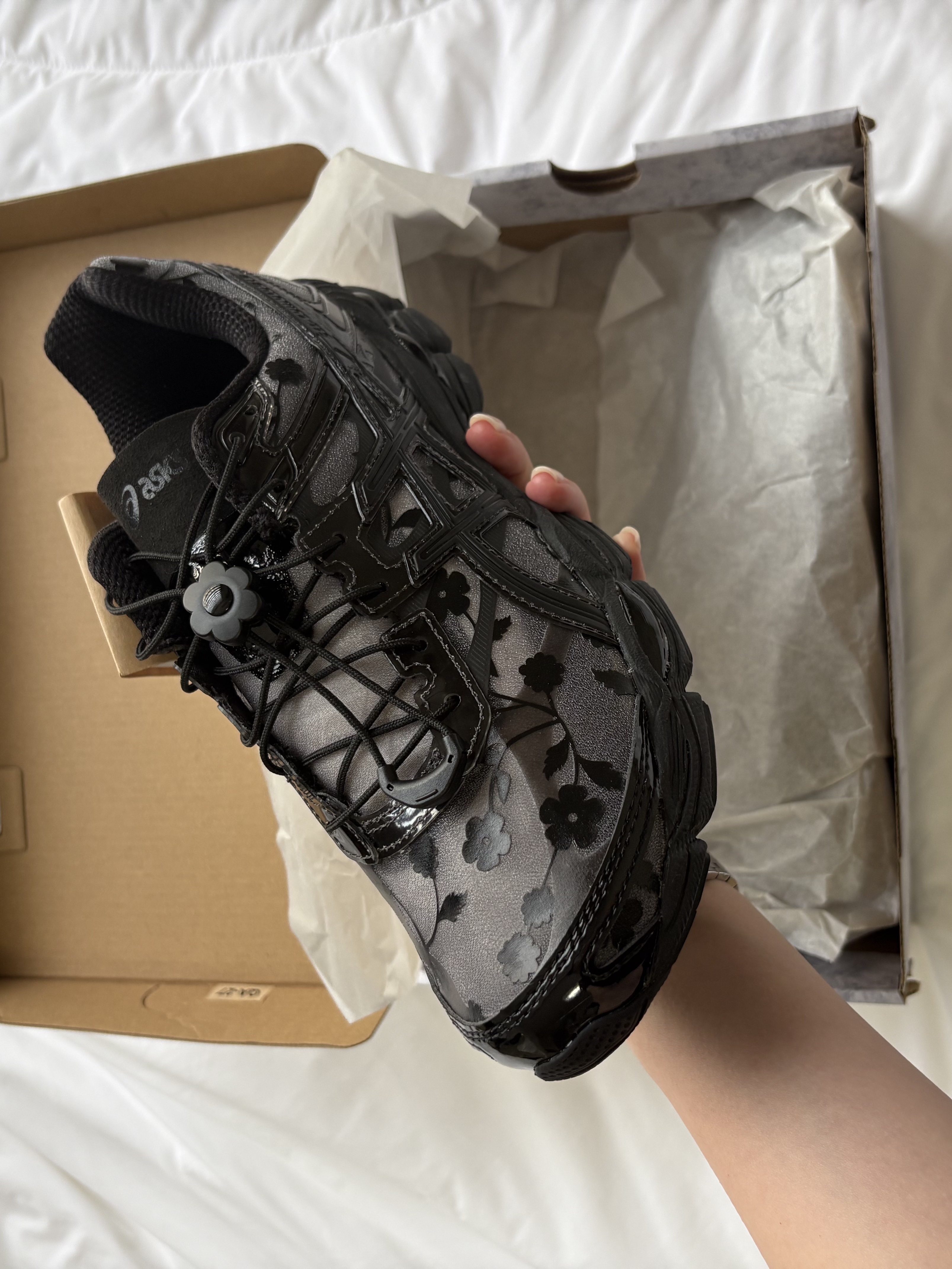 Asics x Cecilie Bahnsen Gel-Cumulus 16 Black 착용 스타일 - 2