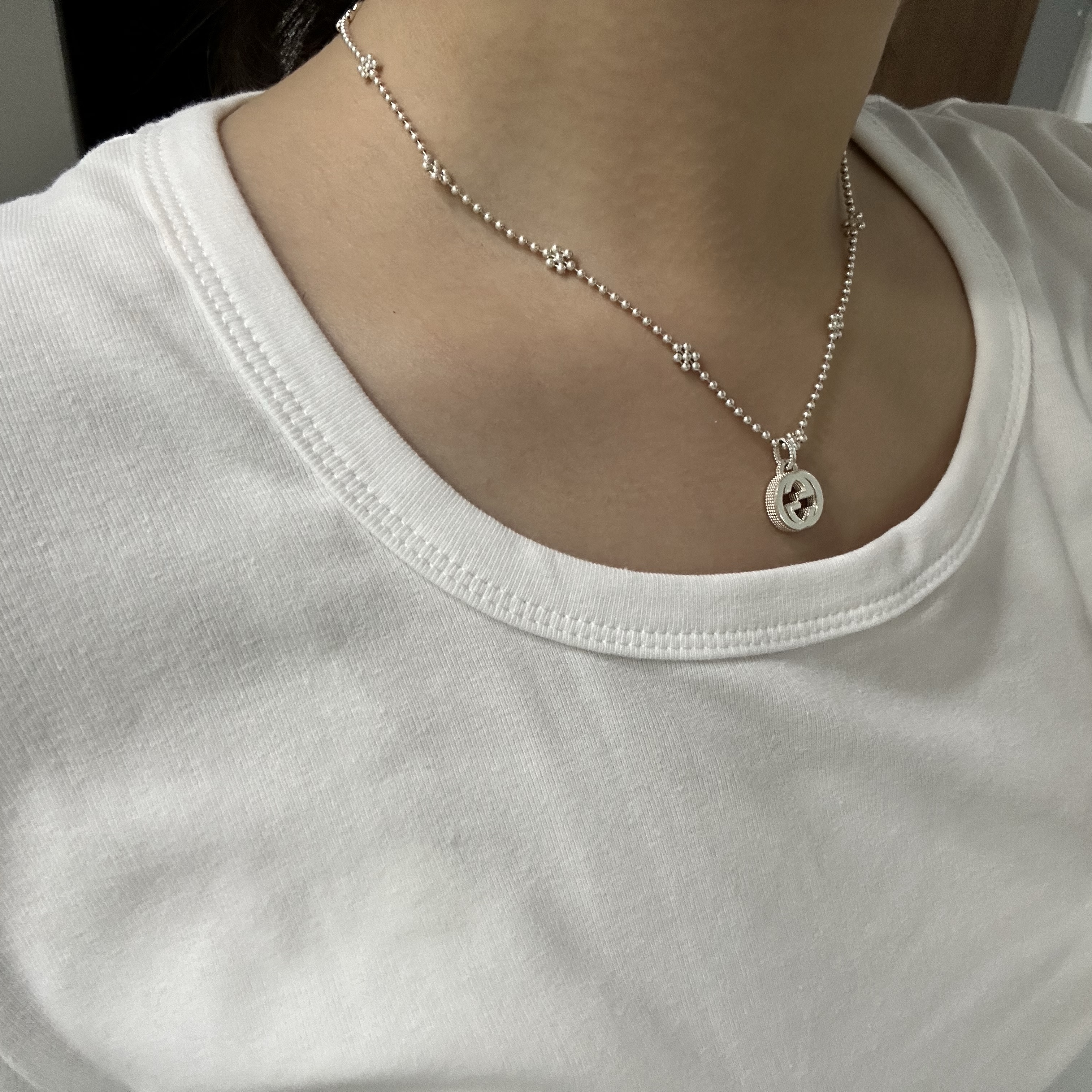 Gucci Interlocking G Pendant Flower Motif Chain Necklace Silver 착용 스타일