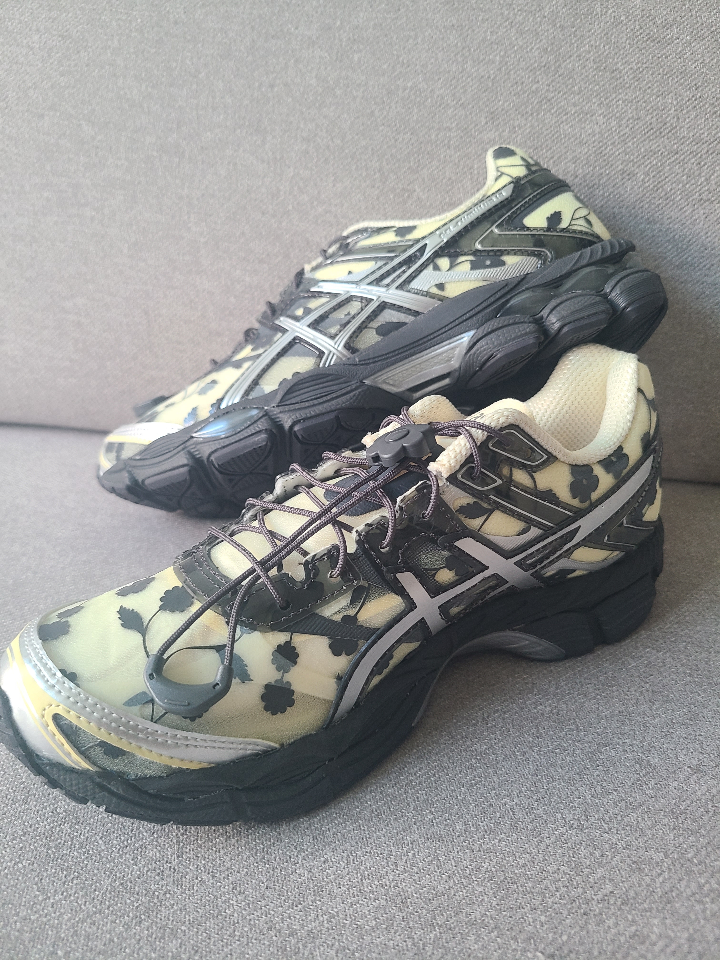 Asics x Cecilie Bahnsen Gel-Cumulus 16 Black Yellow 착용 스타일 - 1