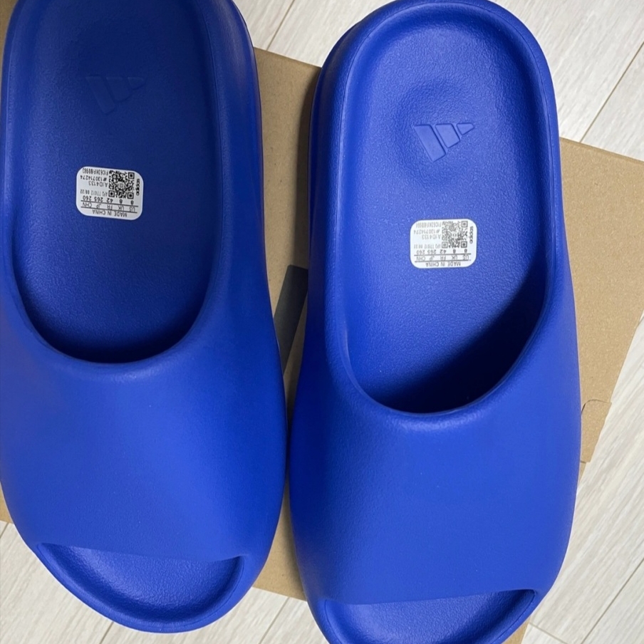 Adidas Yeezy Slide Azure 착용 스타일