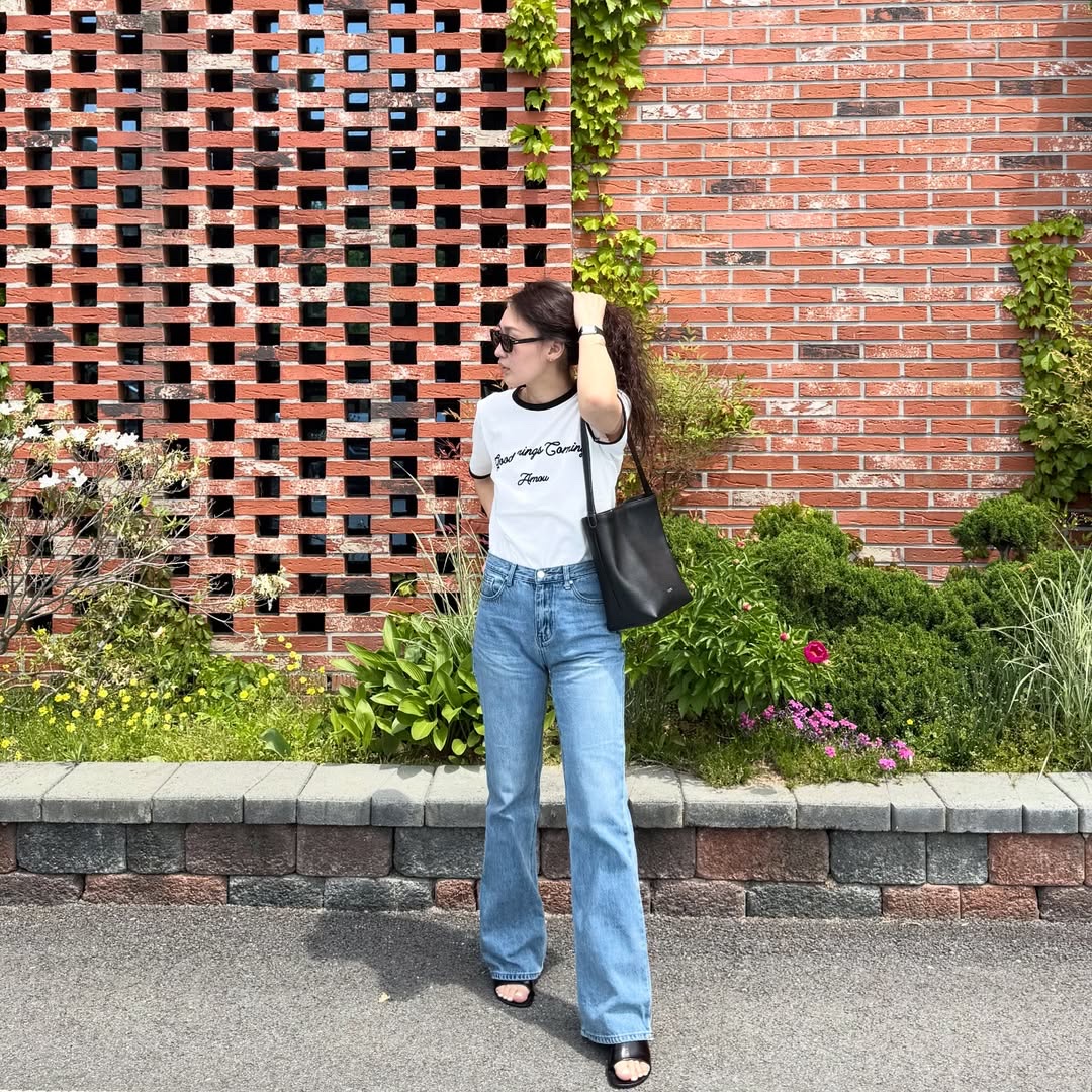 AMOU Good Things Coming Arch Logo Ringer Half T-Shirts White 착용 스타일