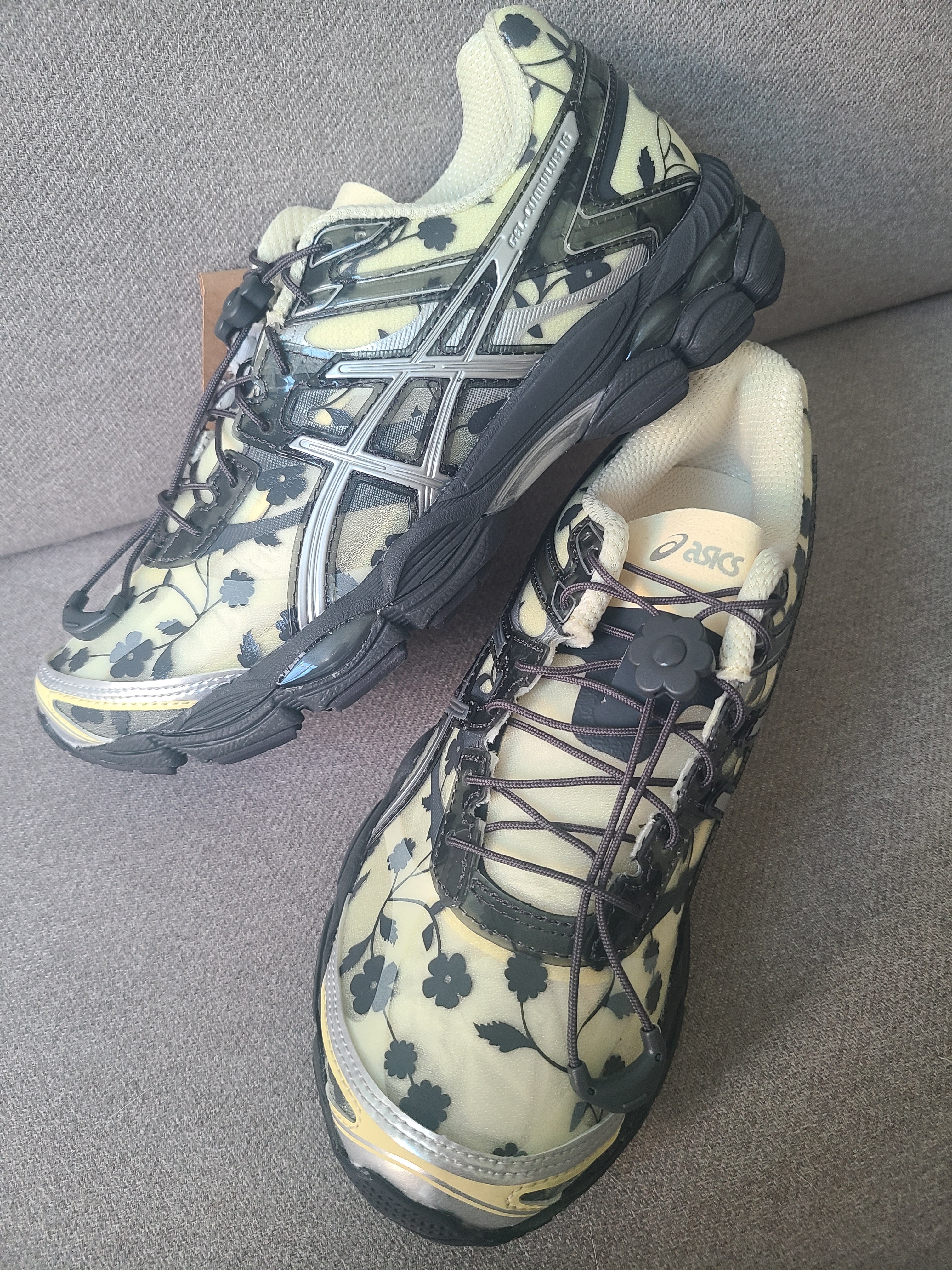 Asics x Cecilie Bahnsen Gel-Cumulus 16 Black Yellow 착용 스타일 - 4