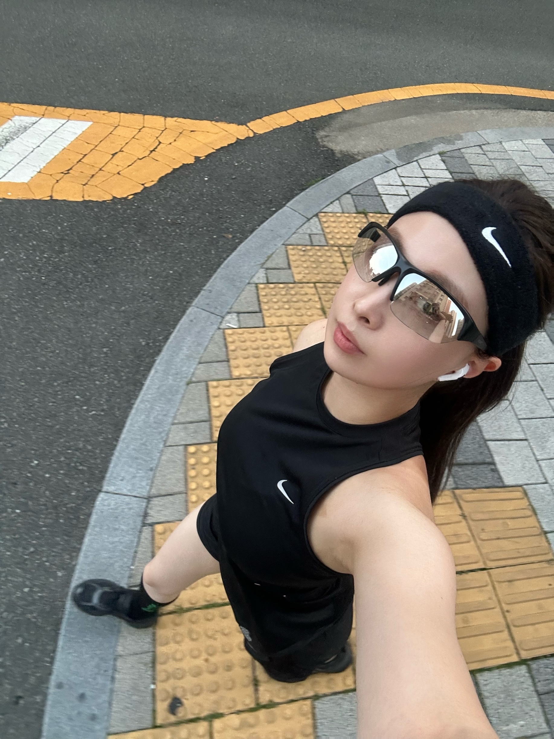 Nike Swoosh Headband Black 착용 스타일 - 1