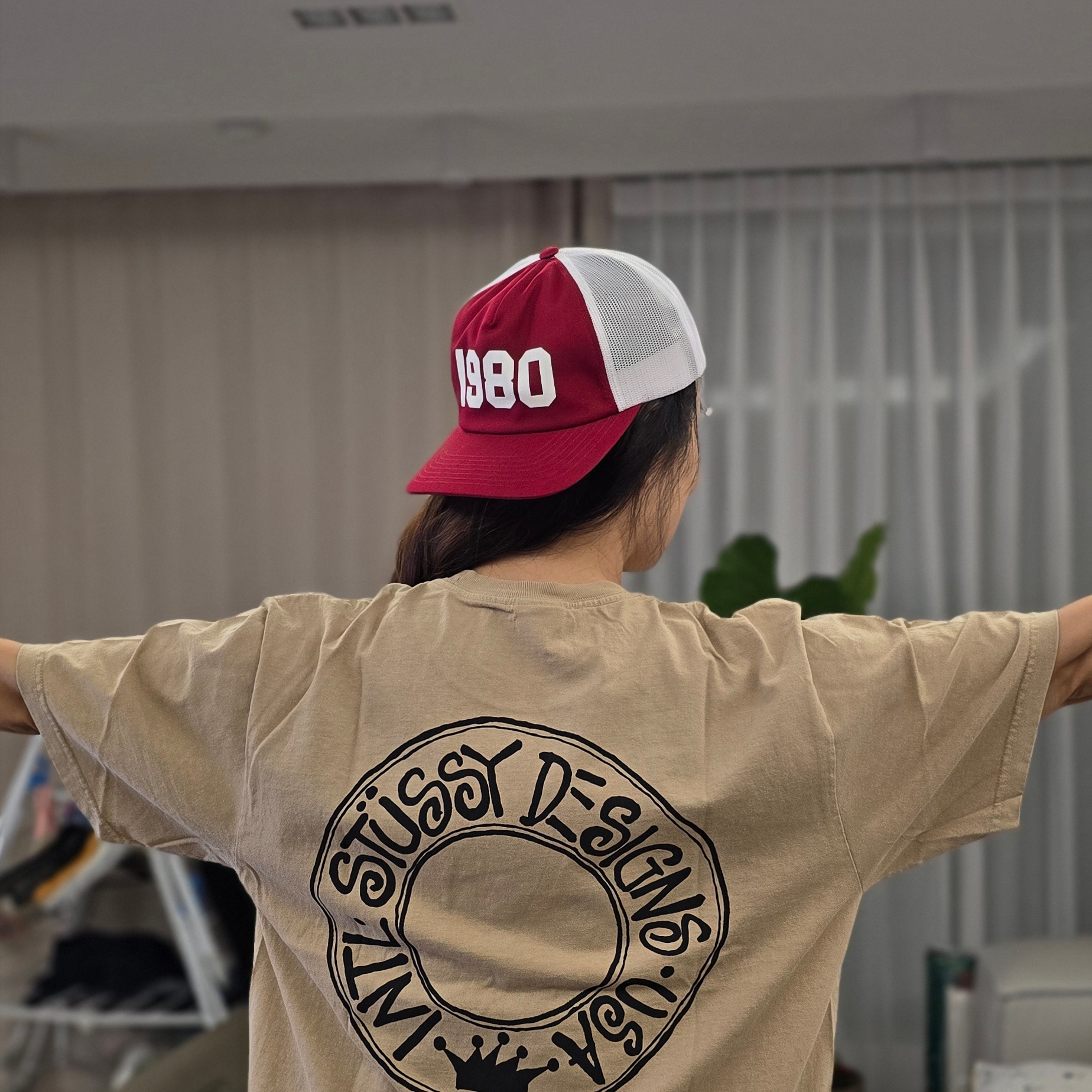 Stussy Trucker 1980 Snapback Garnet, Stussy Buana Pigment Dyed T-Shirt Khaki 착용 스타일