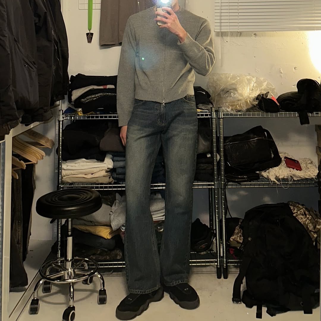 AMOU Essential Flared Denim Pants 착용 스타일