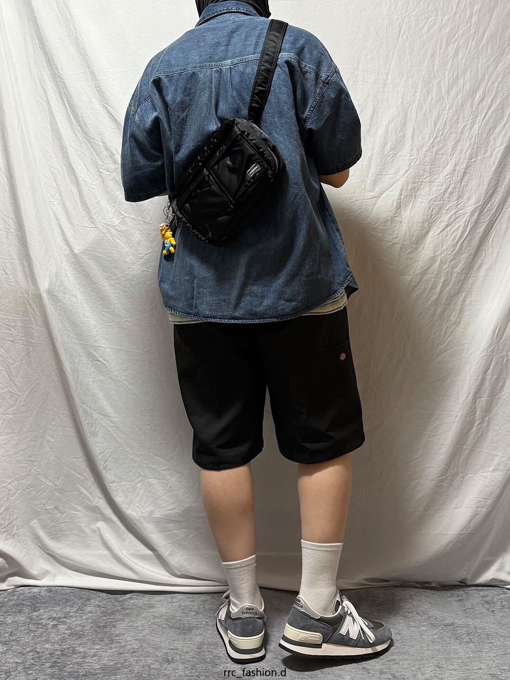 New Balance 990v1 Made in USA Grey White, Dickies Loose Fit 13 Inch Flat Front Work Shorts Black 착용 스타일 - 3