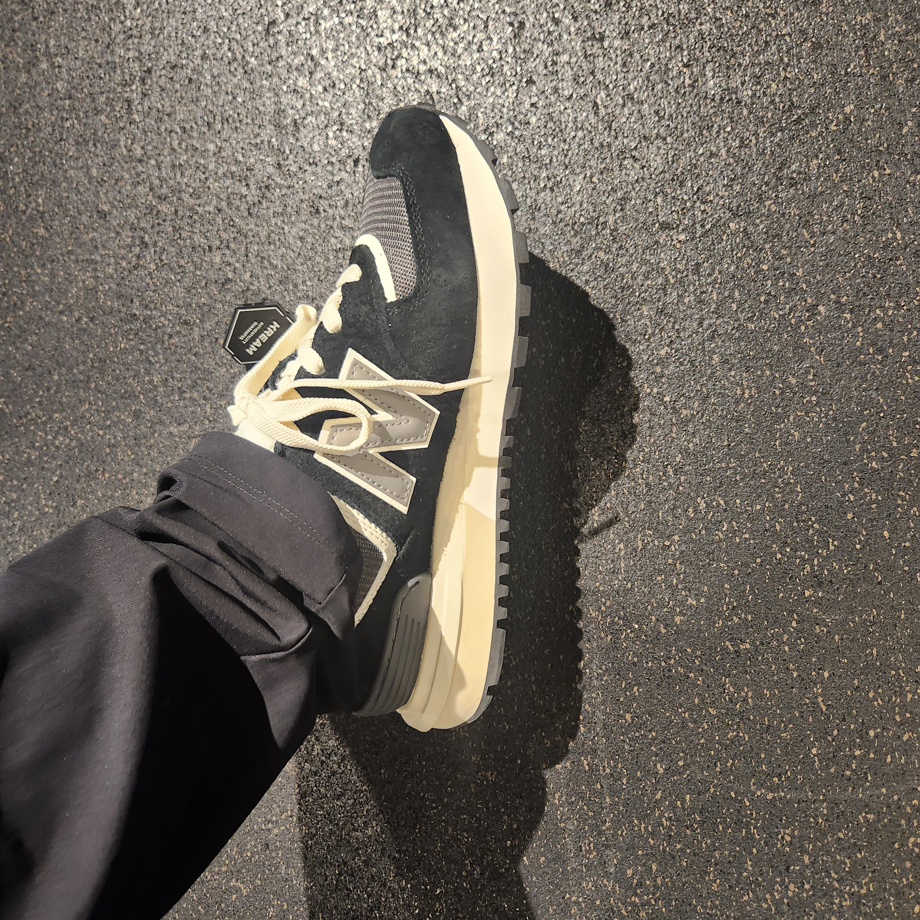 New Balance 574 Legacy Black 착용 스타일
