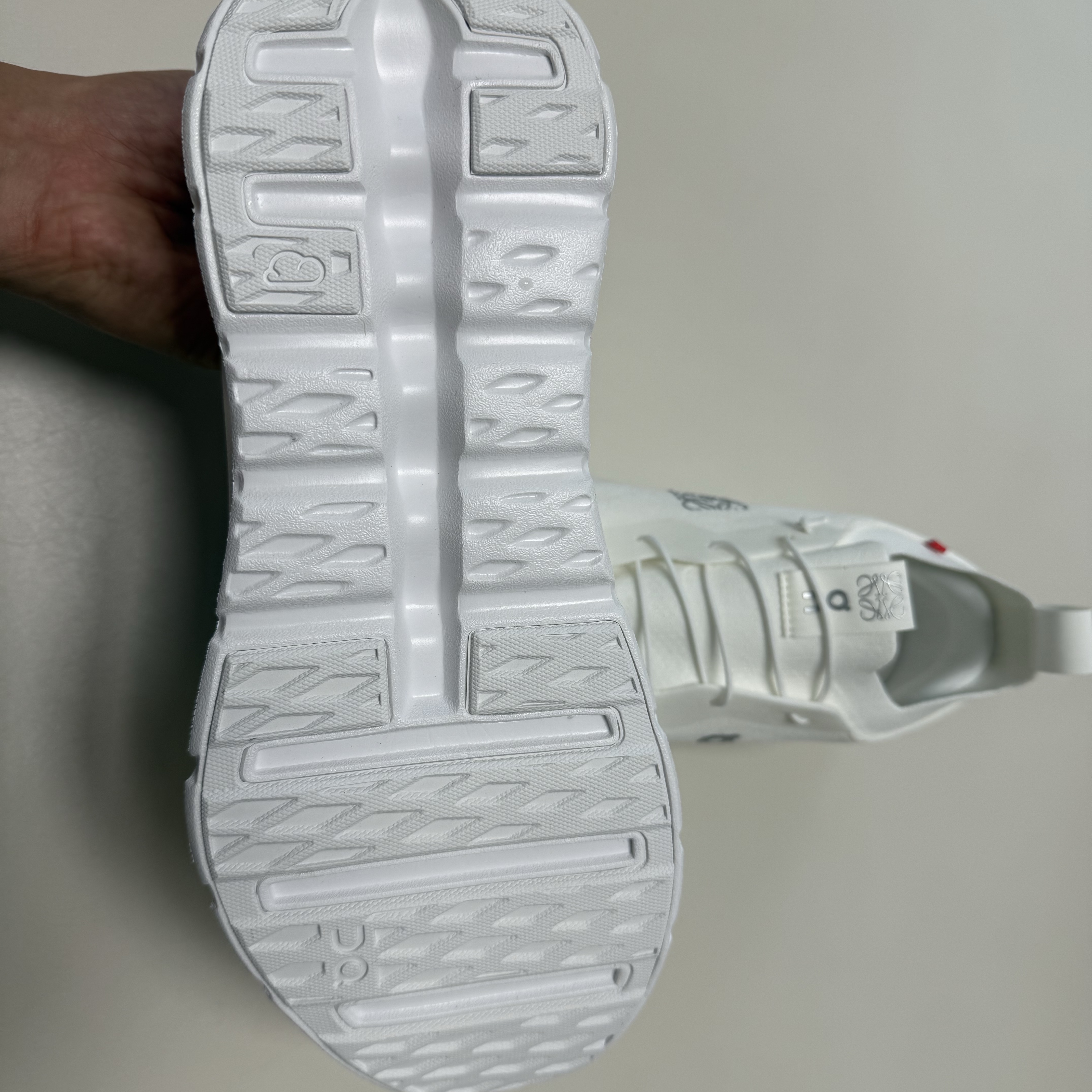 (W) Loewe x On Running Cloudtilt All White 착용 스타일 - 5