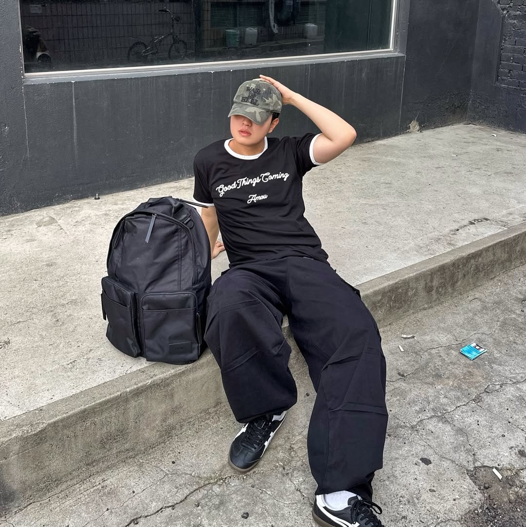 AMOU Good Things Coming Arch Logo Ringer Half T-Shirts Black 착용 스타일