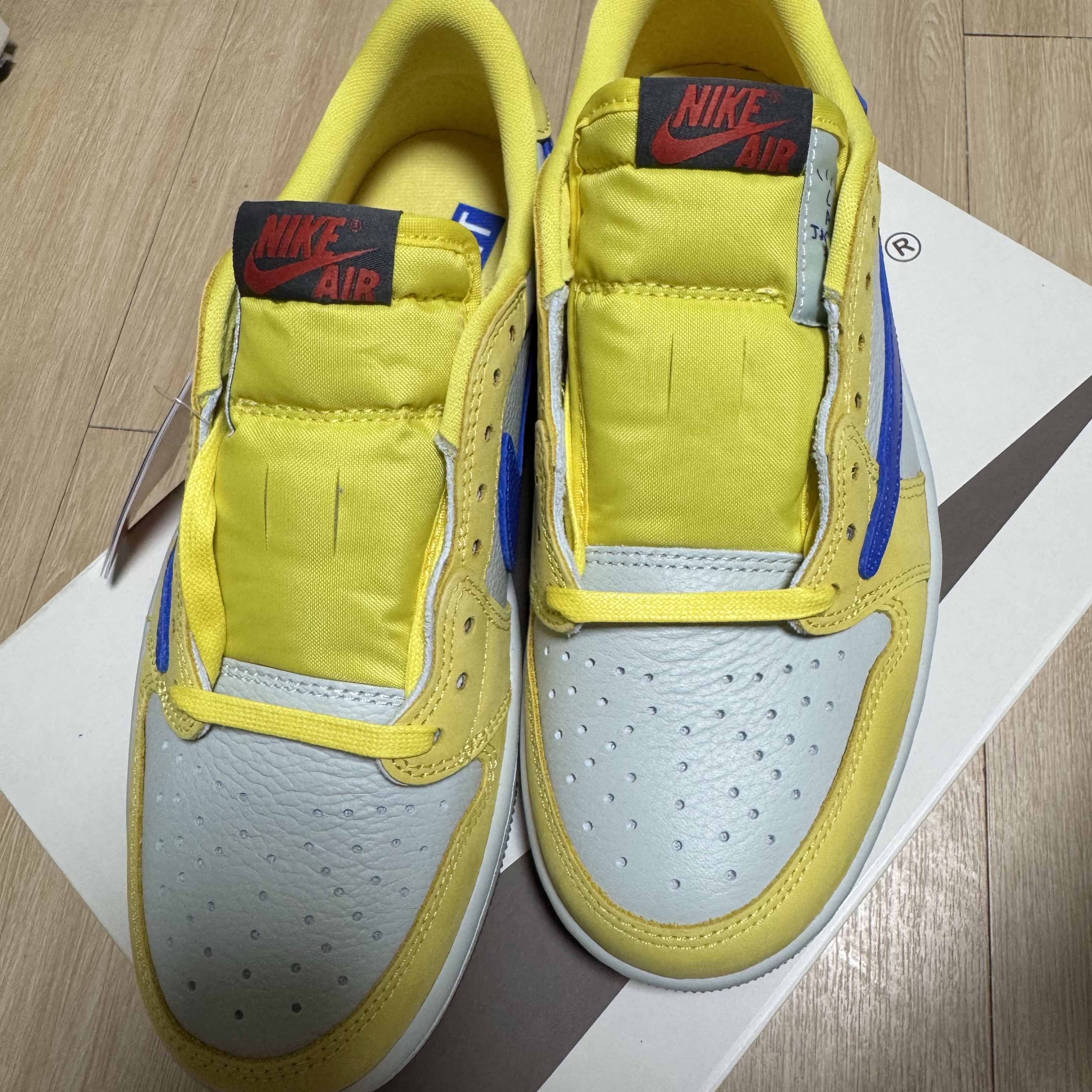 (W) Jordan 1 x Travis Scott Retro Low OG SP Canary 착용 스타일 - 1