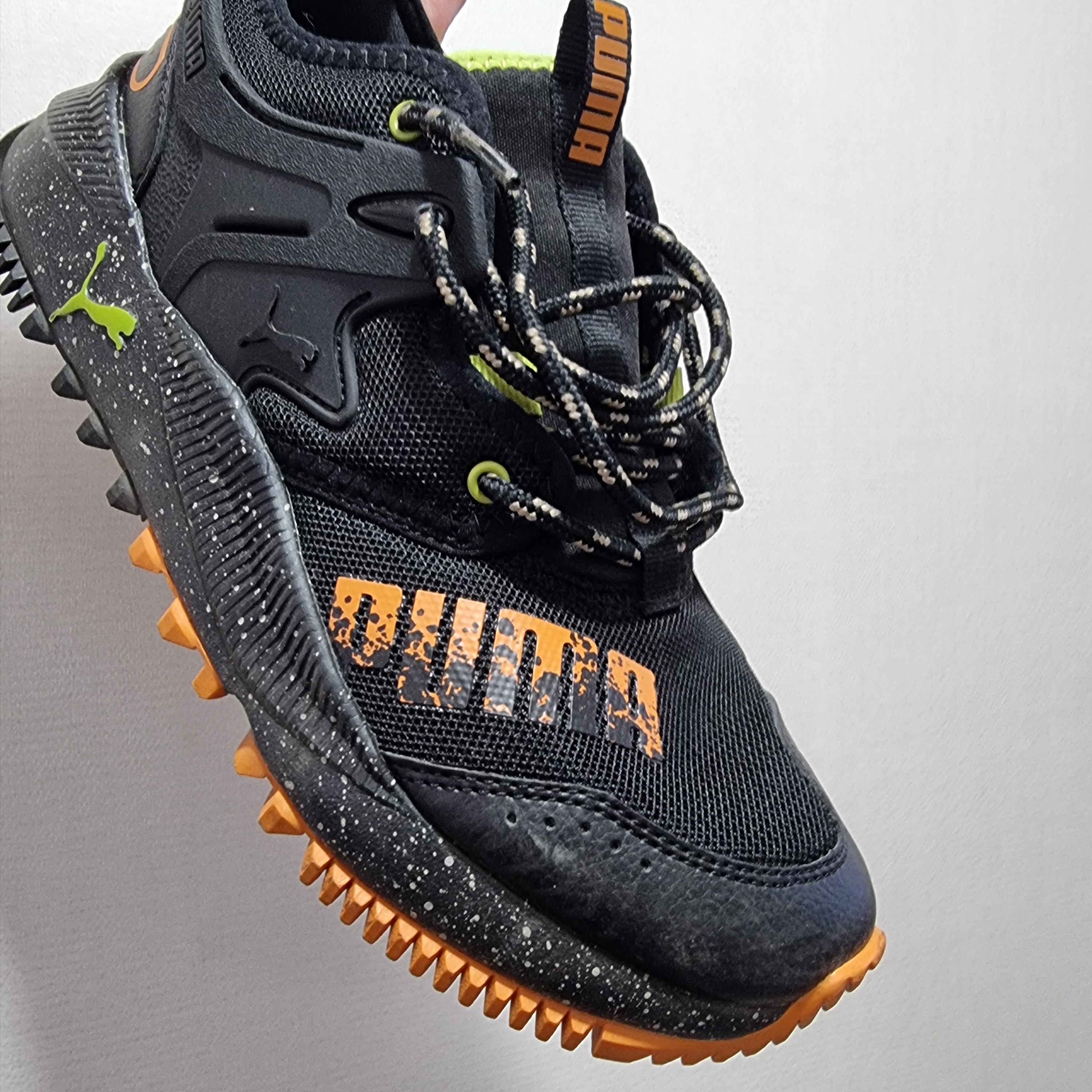 Puma Pacer Future Trail Black Orange Brick 착용 스타일