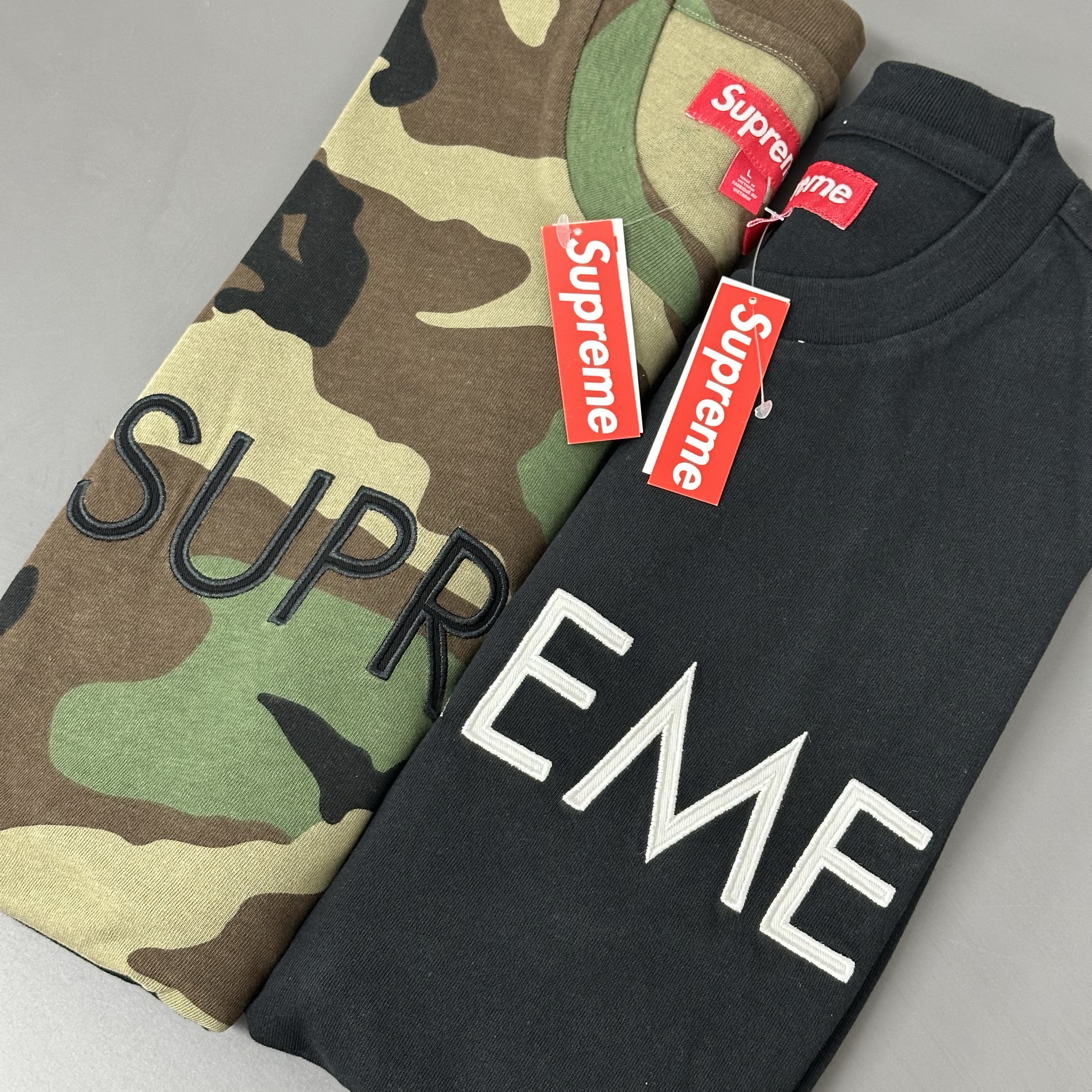 Supreme Capital S/S Top Black - 25SS, Supreme Capital S/S Top Woodland Camo - 25SS 착용 스타일 - 2