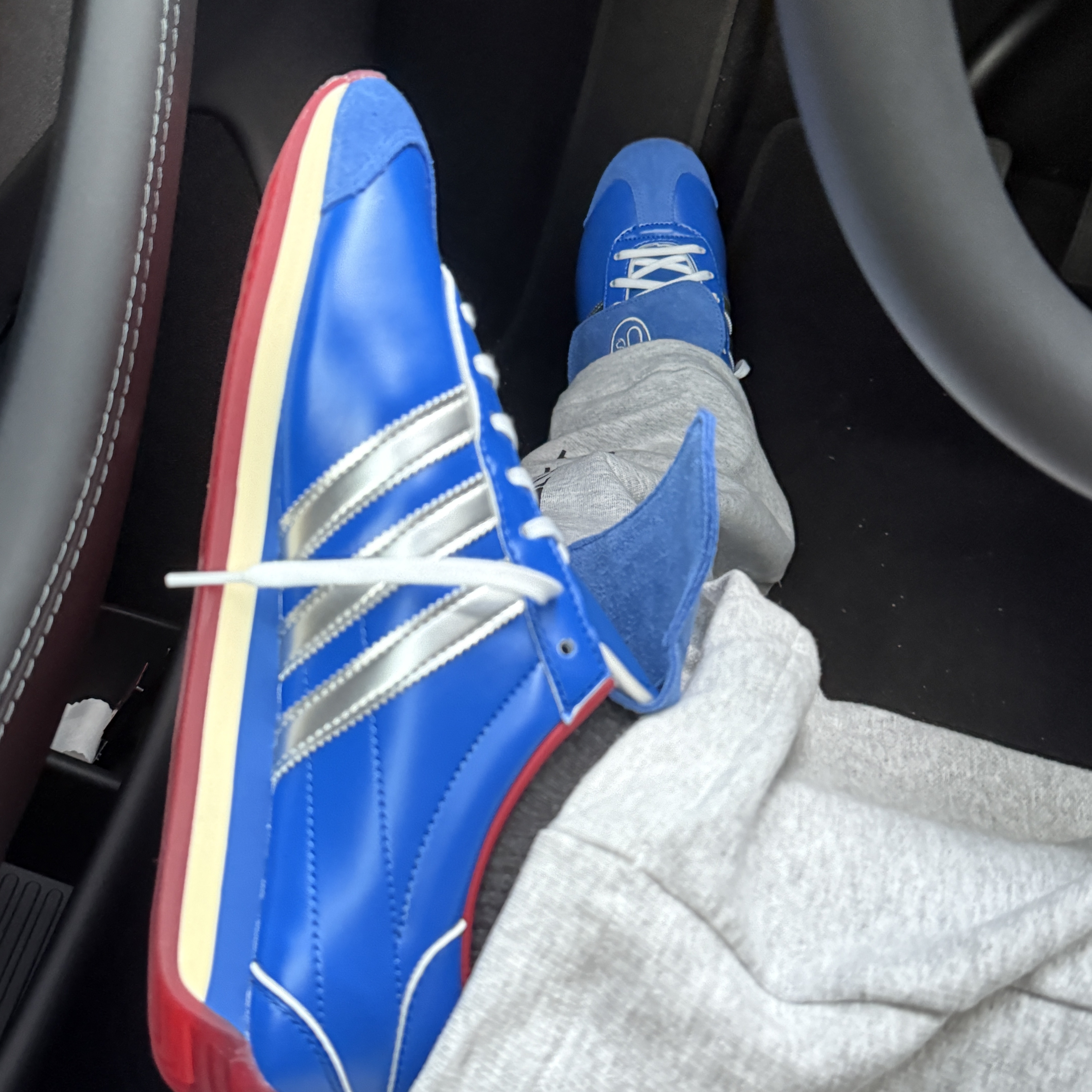 Adidas x Yeseyesee Country OG Blue Matte Silver, Yeezy x Gosha Rubchinskiy YZY Jersey Black 착용 스타일