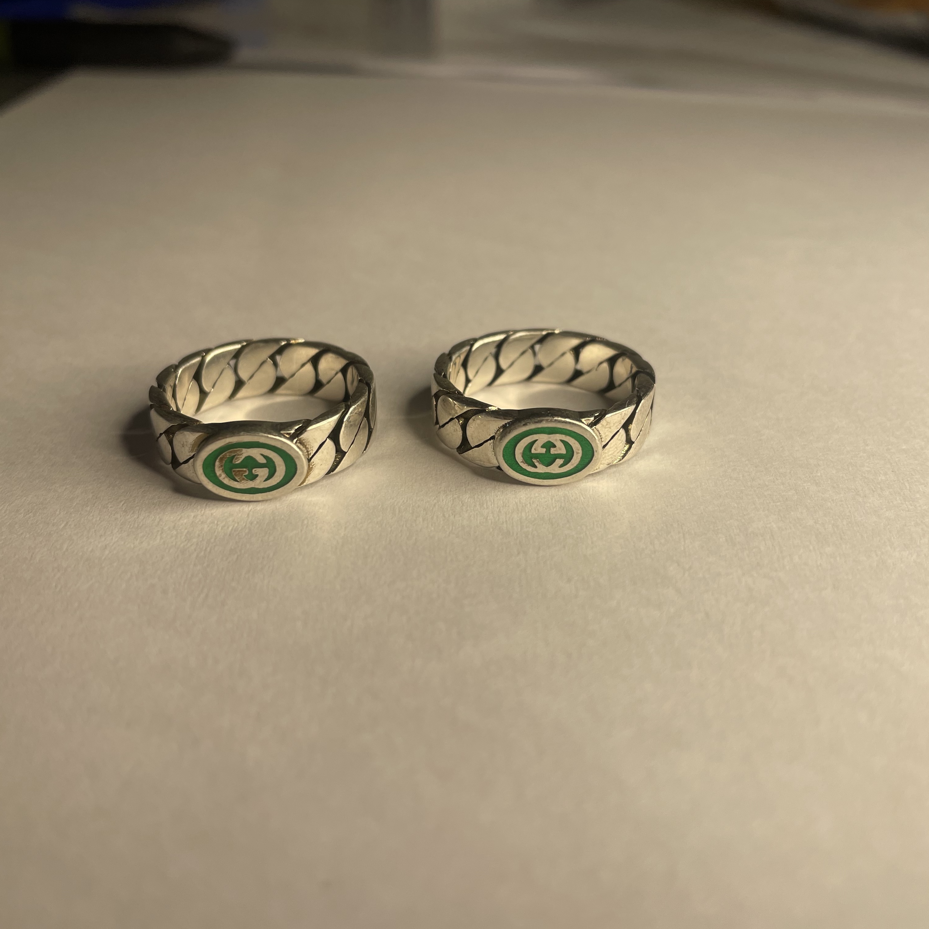 Gucci Interlocking G Enamel Ring Silver 착용 스타일 - 5