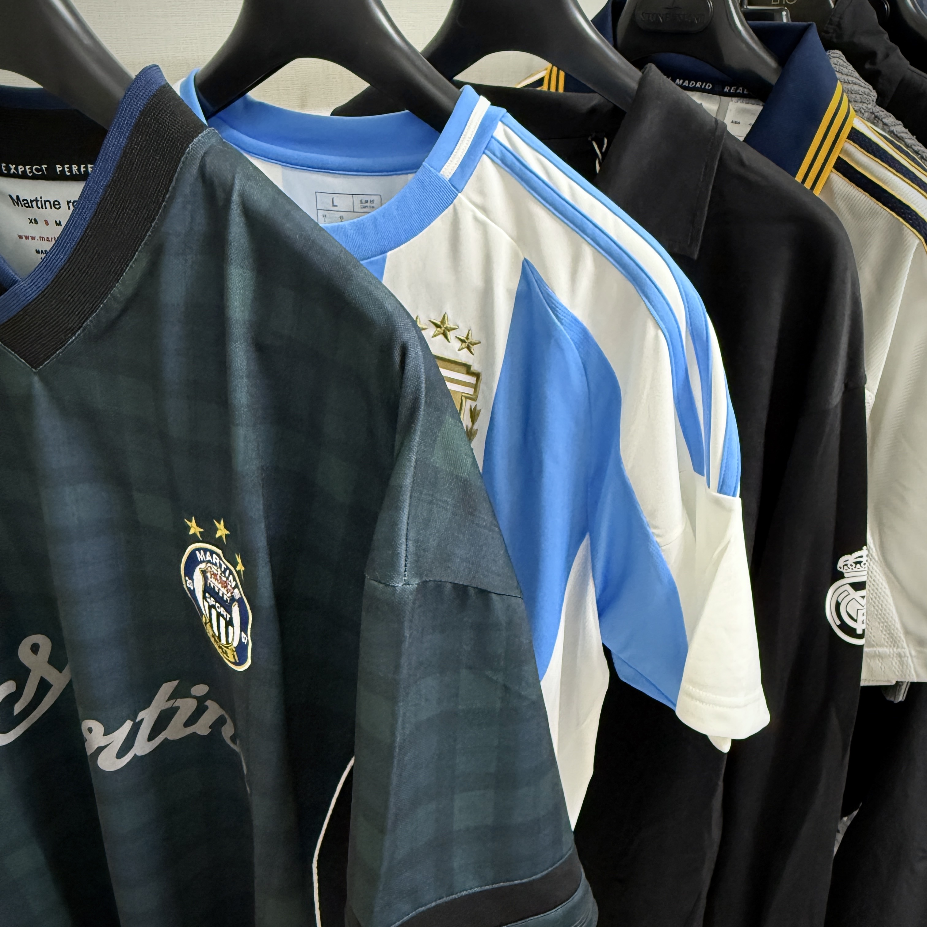 Martine Rose Football Jersey T-Shirt Black Tartan, Adidas Argentina 2024 Home Jersey White Blue Burst - US Sizing (Non Marking Ver.) 착용 스타일