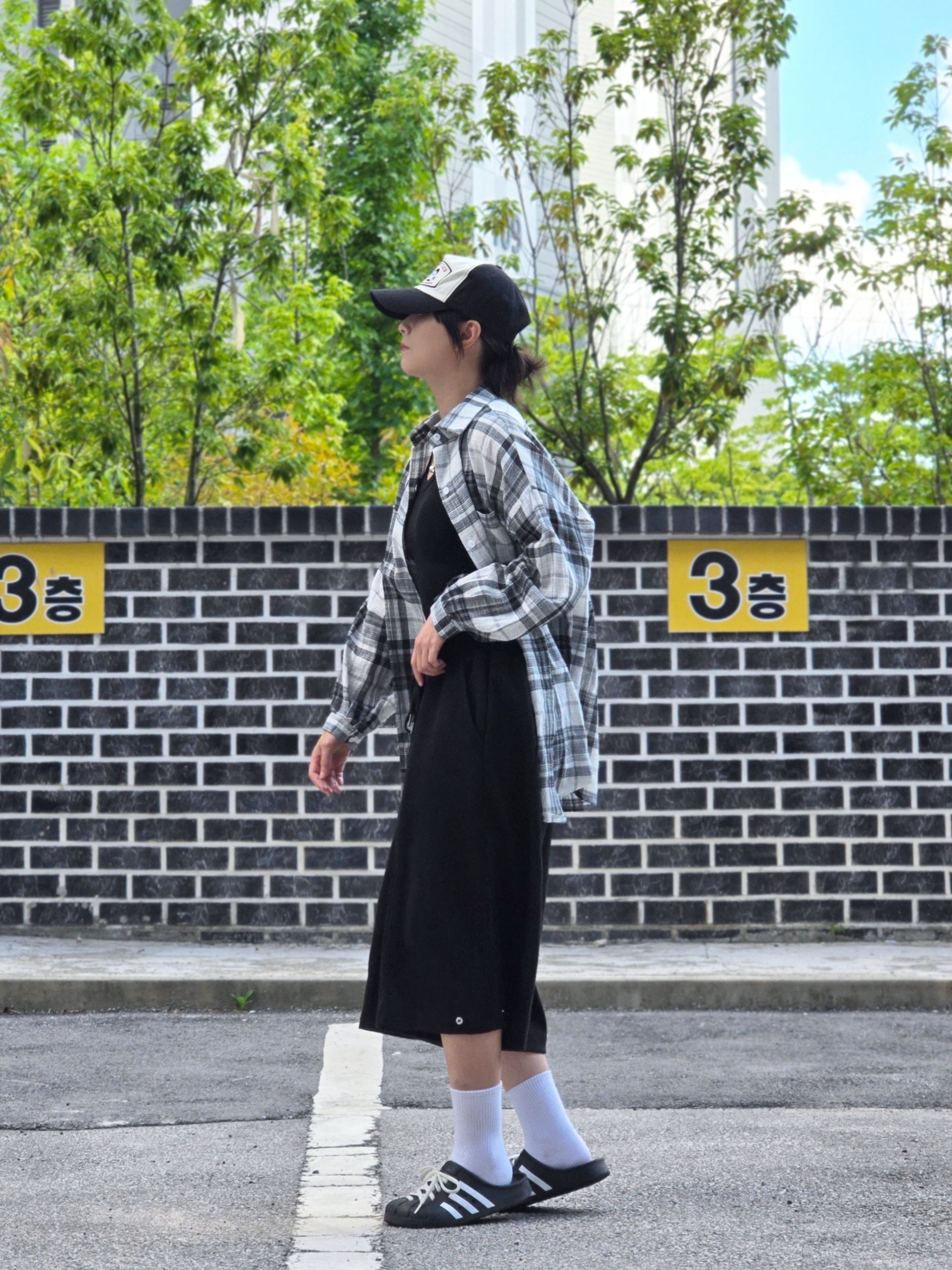 Adidas Adilette Clog Black White 착용 스타일