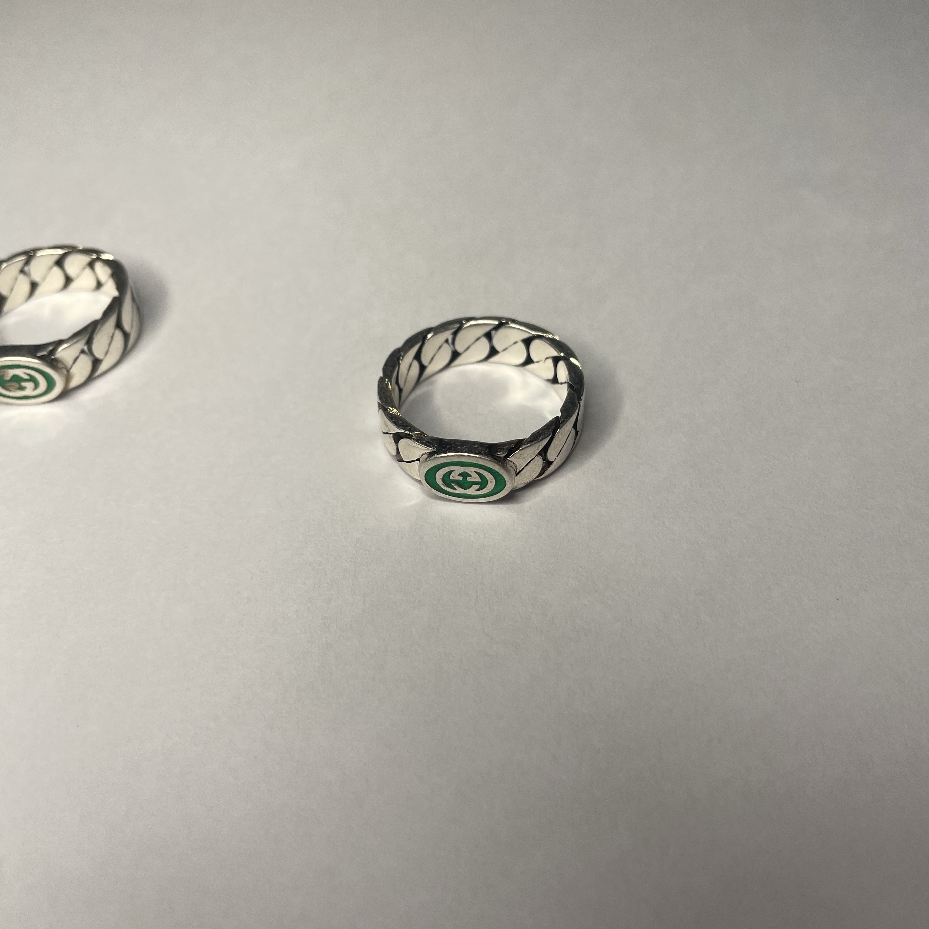 Gucci Interlocking G Enamel Ring Silver 착용 스타일 - 6