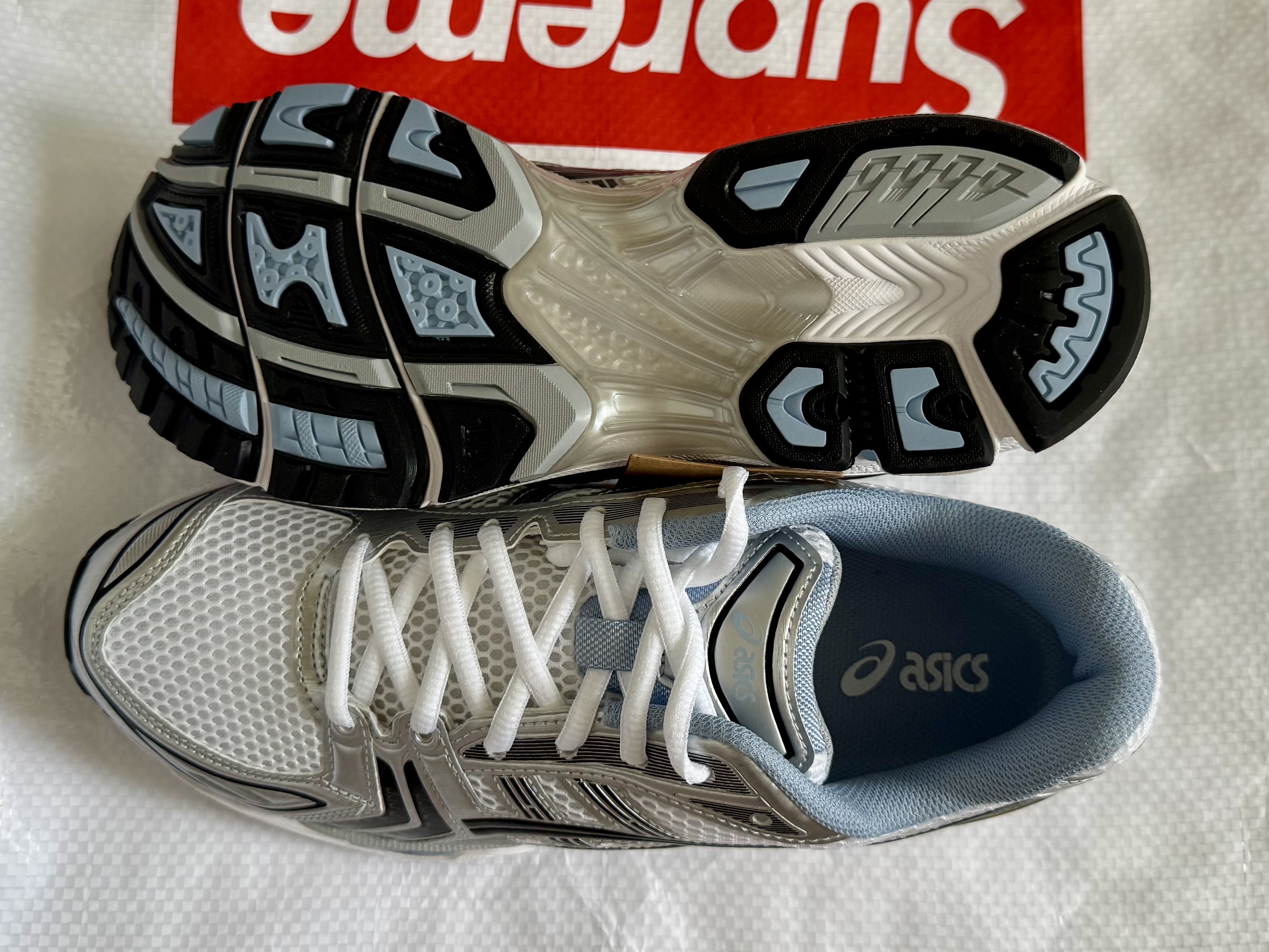 Asics x JJJJound Gel-Kayano 14 White Navy, NewJeans The Fairy Association Season’s Greetings 2025 착용 스타일 - 3
