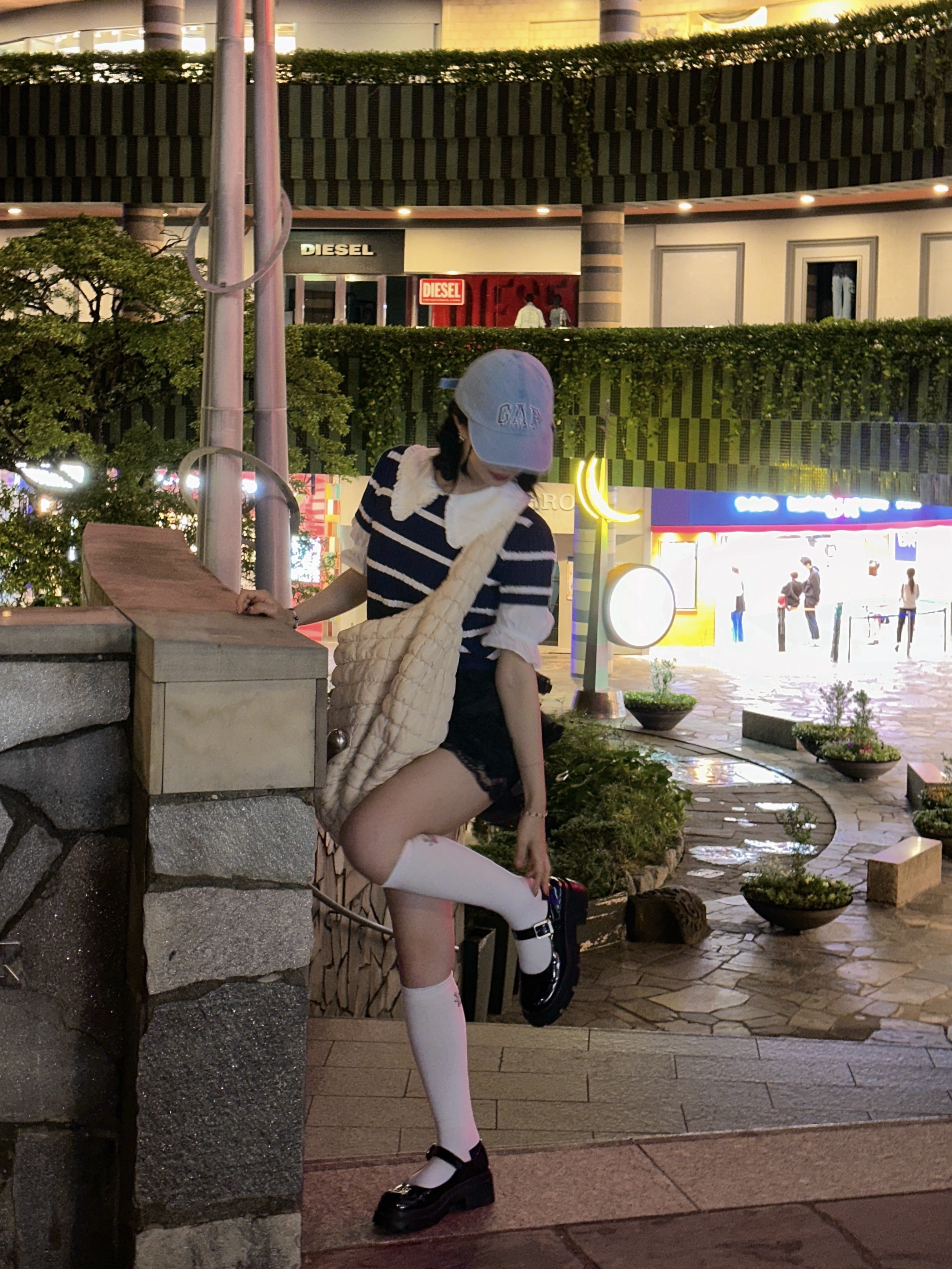 COS Quilted Oversized Shoulder Bag Beige 착용 스타일