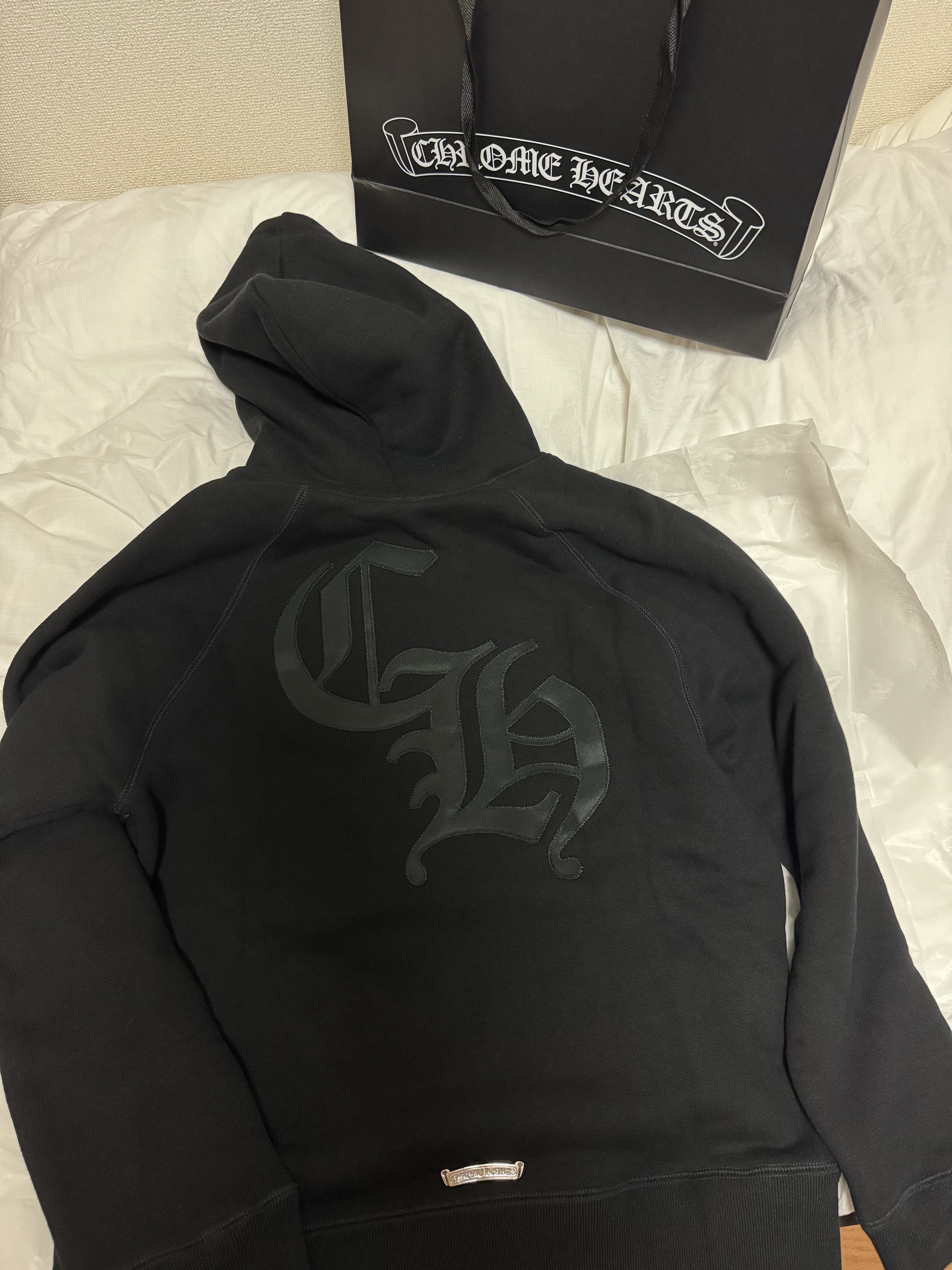 Chrome Hearts Nylon Cemetery Cross Patch CH Back Logo Hoodie Black, Chrome Hearts Nylon Cemetery Cross Patch CH Back Logo Sweatshirt Grey 착용 스타일 - 2