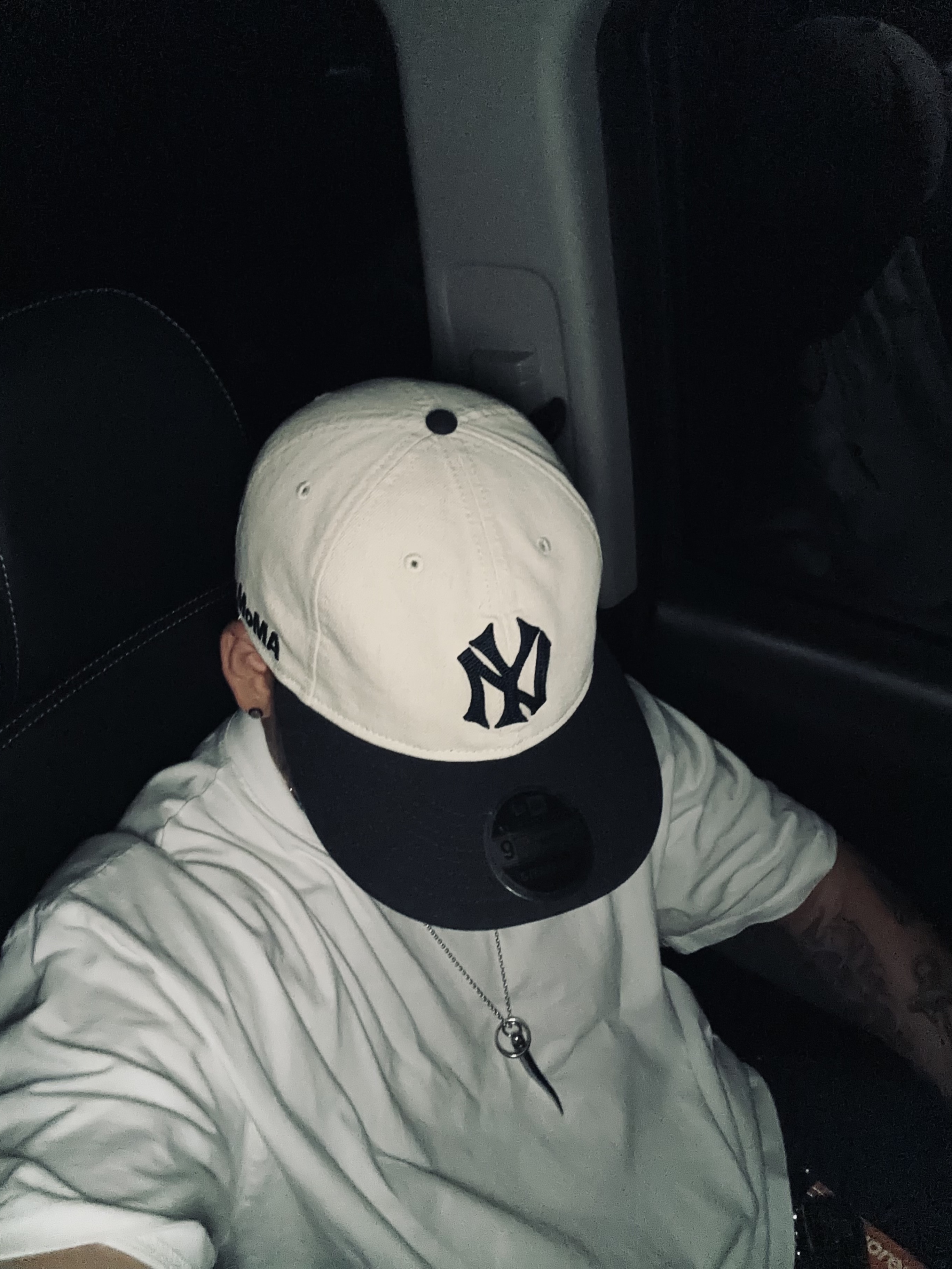 New Era x MoMA New York Yankees Retro Crown 9Fifty Adjustable Baseball Cap White Blue 착용 스타일