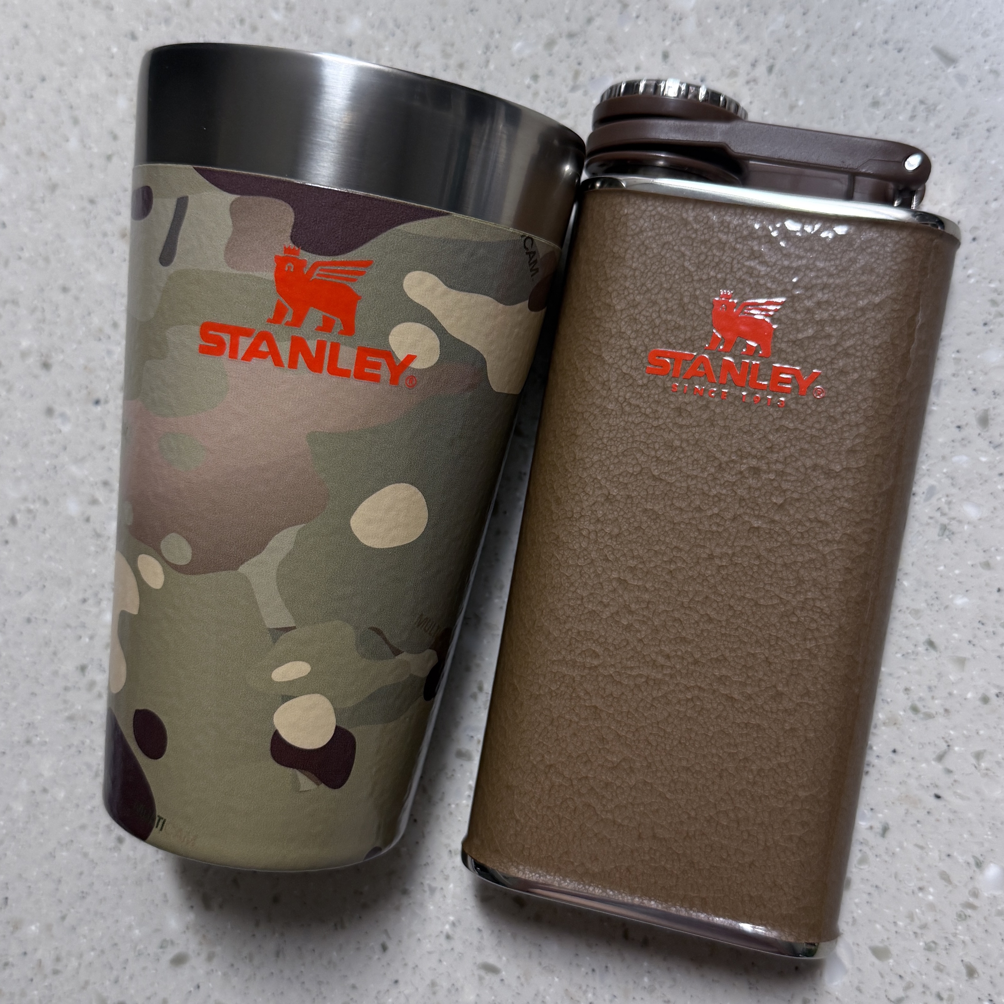 Stanley x The Post Malone Easy Fill Flask 236ml Hammertone Coyote Brown, Stanley x The Post Malone Stacking Beer Pint 473ml Multicam 착용 스타일 - 1