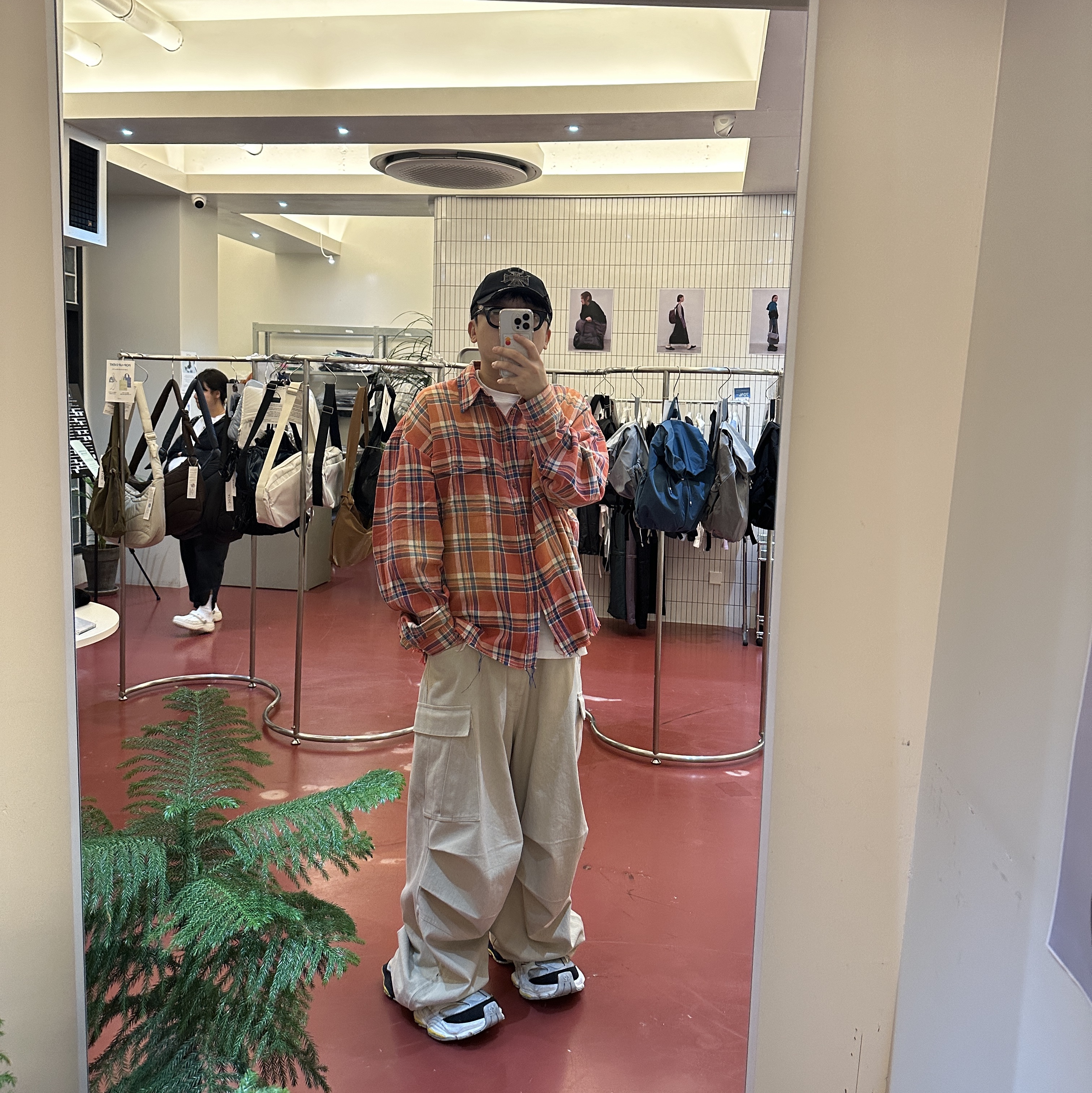 Nonnod Side Zip Cargo Pants Beige 착용 스타일
