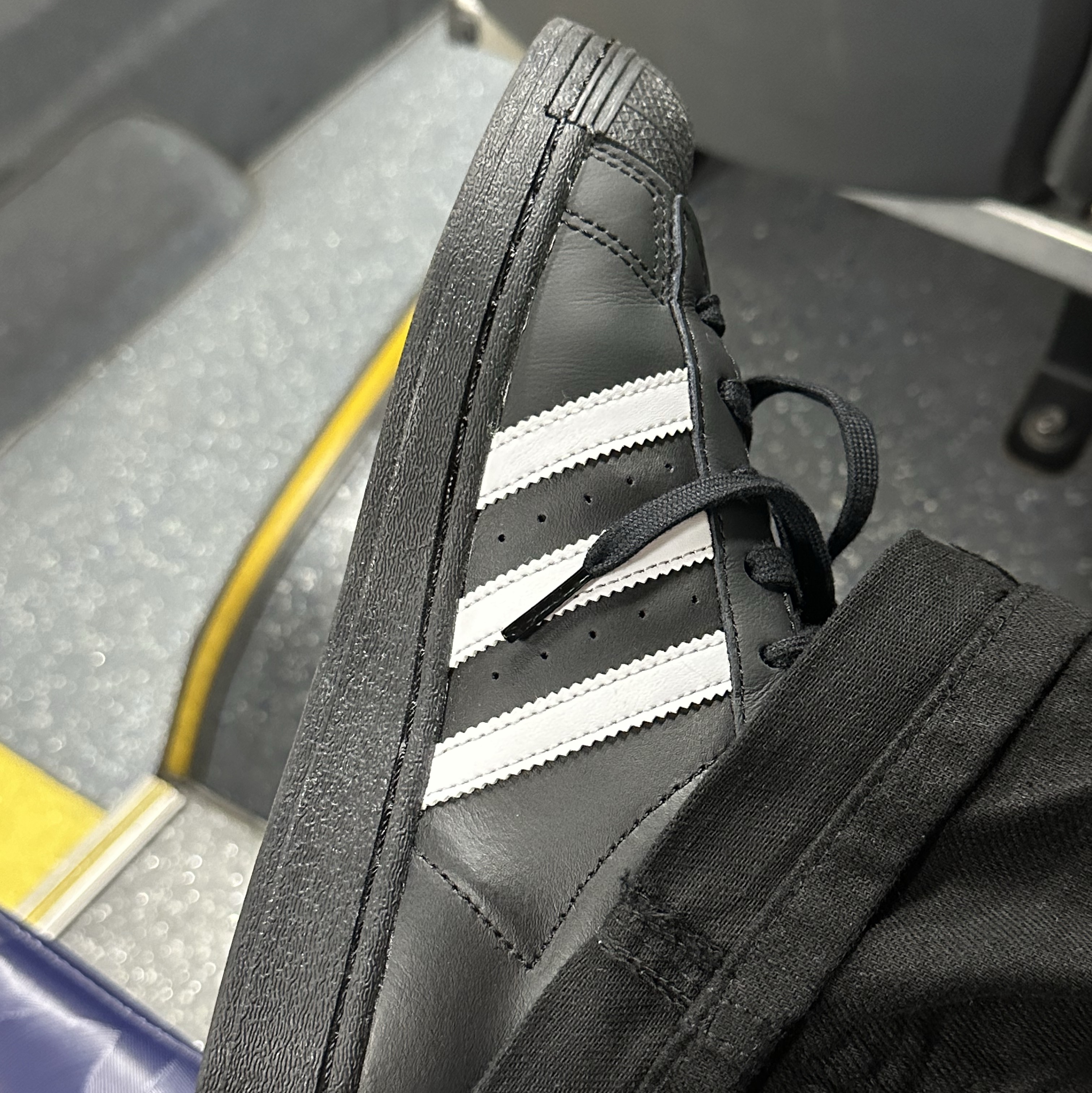 Adidas Superstar Core Black White 착용 스타일