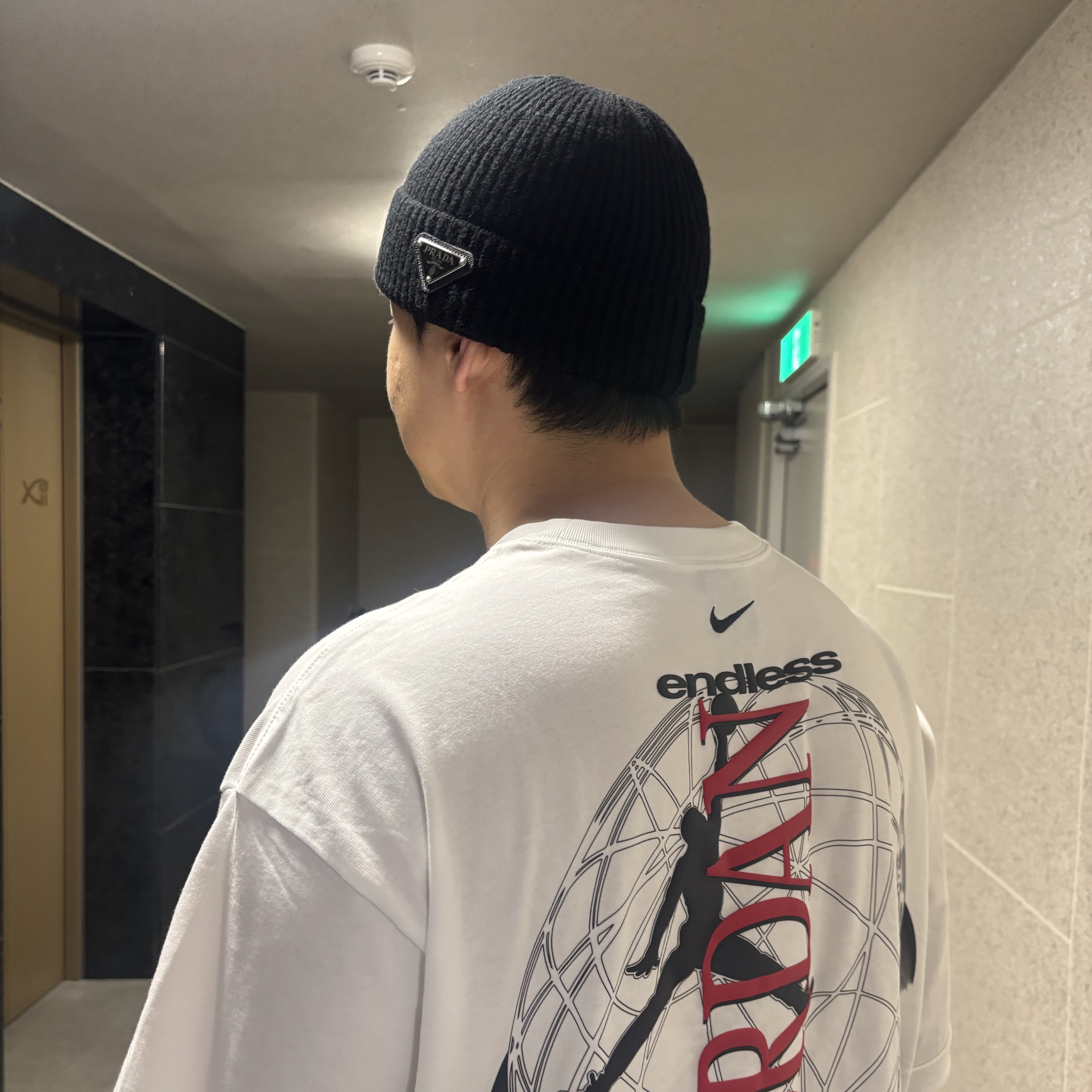 Prada Wool Beanie Black, Jordan Seoul T-Shirt White Varsity Red (IB9106-100) 착용 스타일 - 5