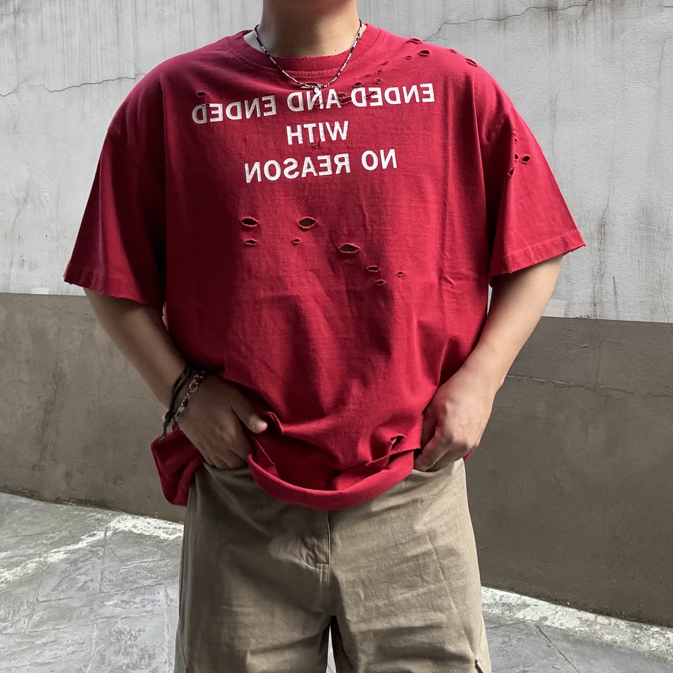 ROARINGRAD Damage Lettering T-shirt Red 착용 스타일 - 1