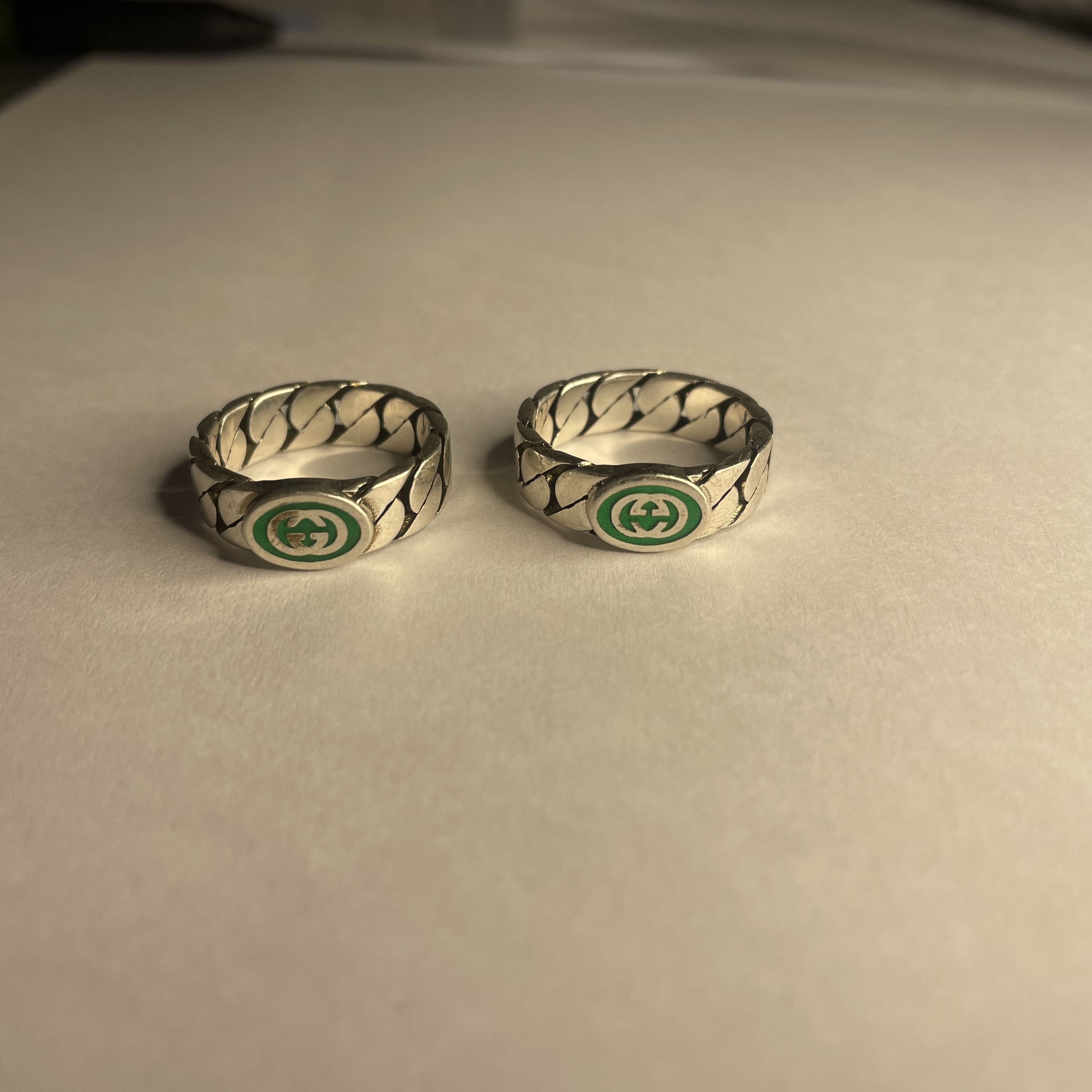 Gucci Interlocking G Enamel Ring Silver 착용 스타일 - 2