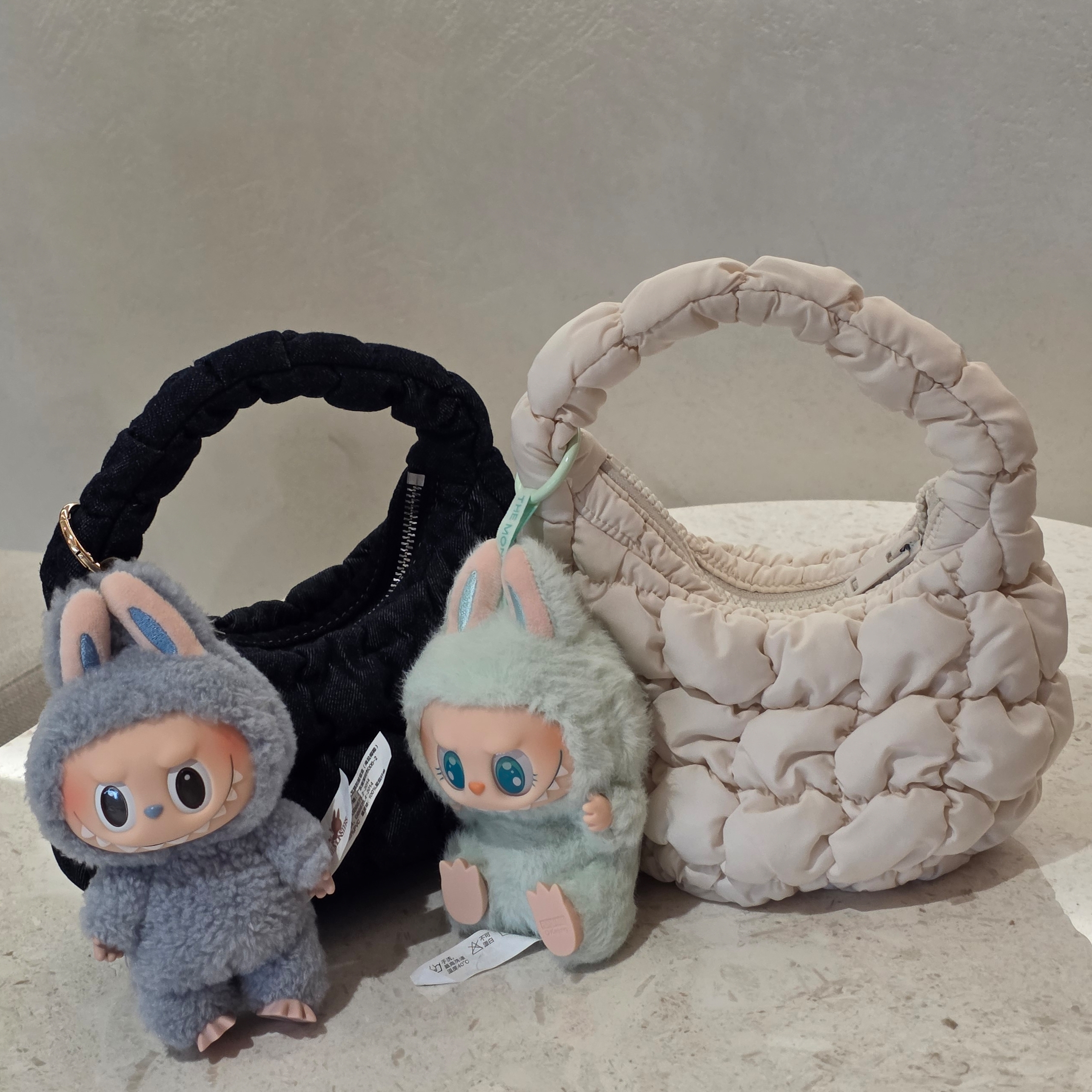 Pop Mart Labubu The Monsters Labubu Tasty Macarons Series Sea Salt Coconut Keyring, Pop Mart Labubu Let's Play Together Doll Series Ququ Keyring (Opened Case) 착용 스타일 - 2