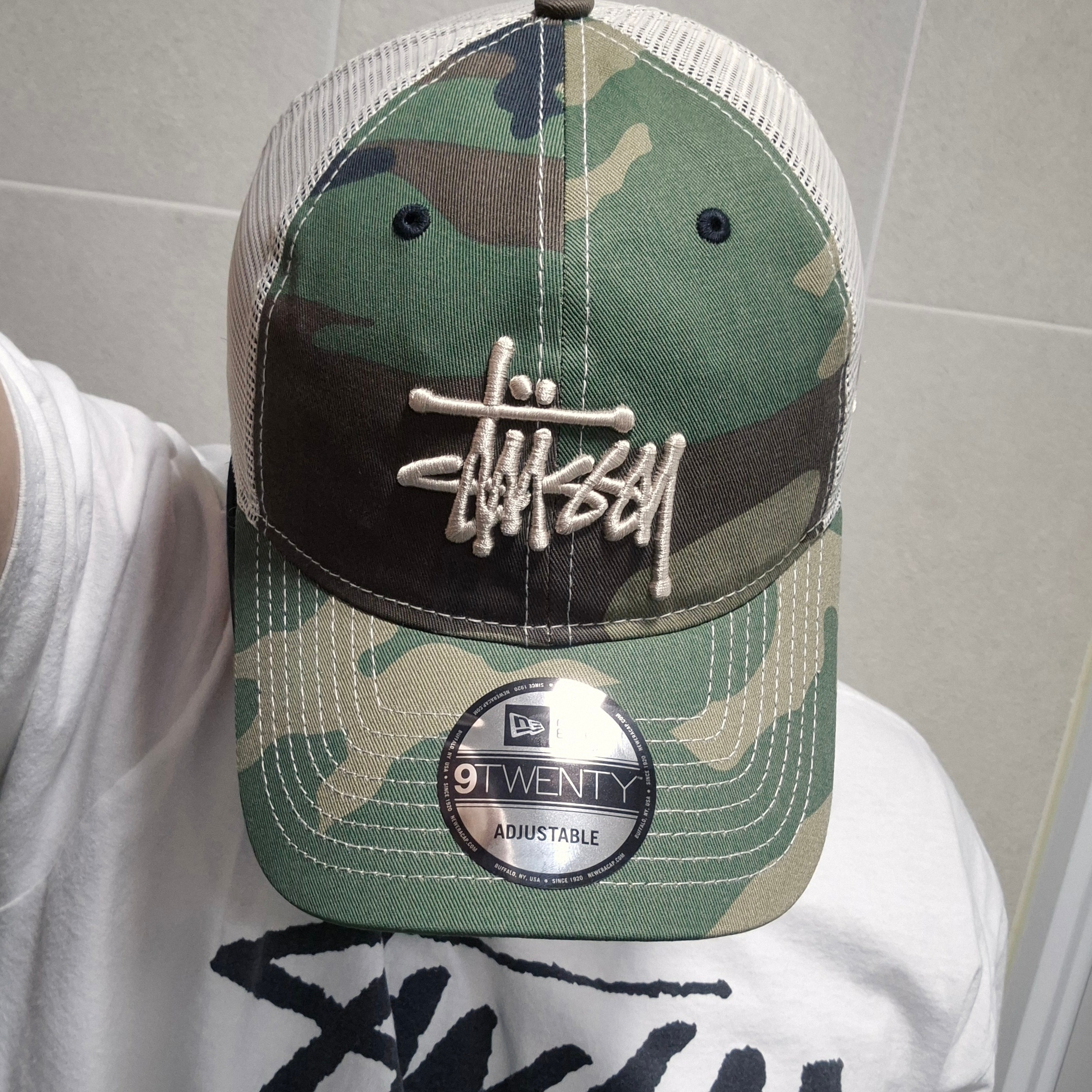 Stussy New Era 9twenty Basic Trucker Woodland Camo, Stussy World Tour T-Shirt White 2024,2025 착용 스타일 - 1