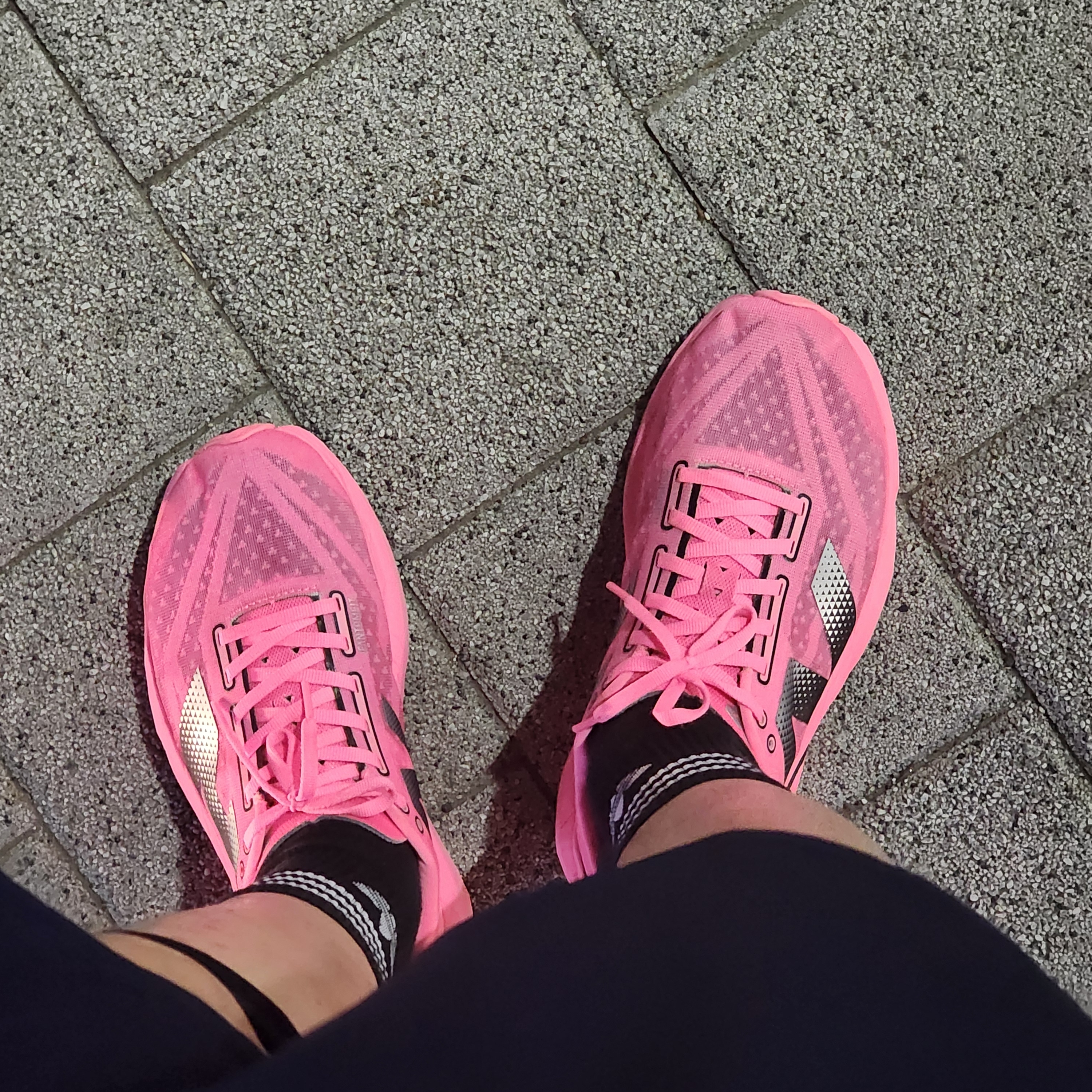 New Balance Fuelcell Rebel v4 Ultra Pink Black - 2E Wide 착용 스타일 - 1